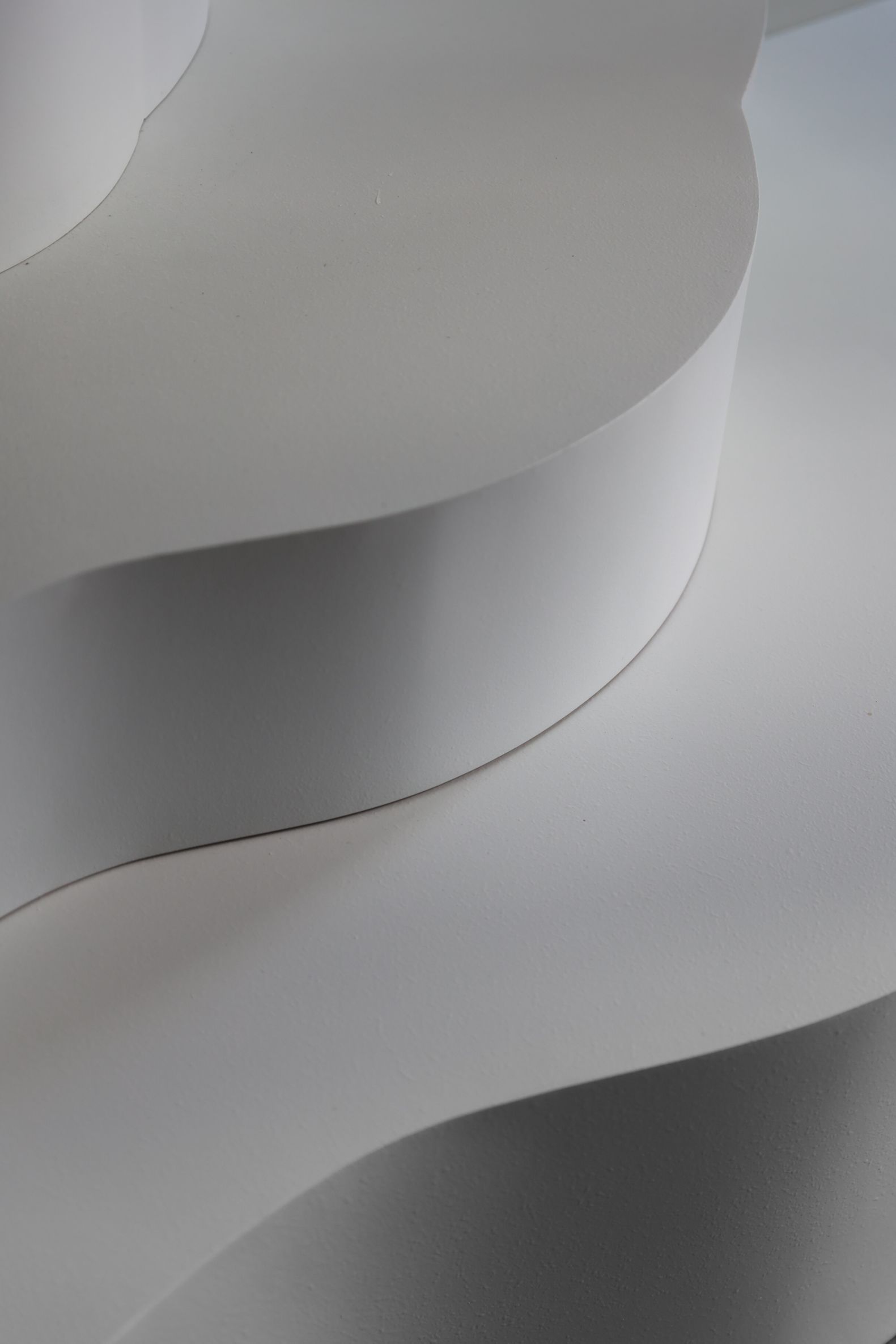 白色弧形 plaster 展示結構