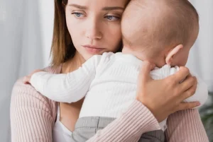 Featured image for DÉPRESSION POSTPARTUM: SYMPTÔMES, CAUSES, RISQUES, TYPES, TESTS ET OPTIONS DE TRAITEMENT EN 2023