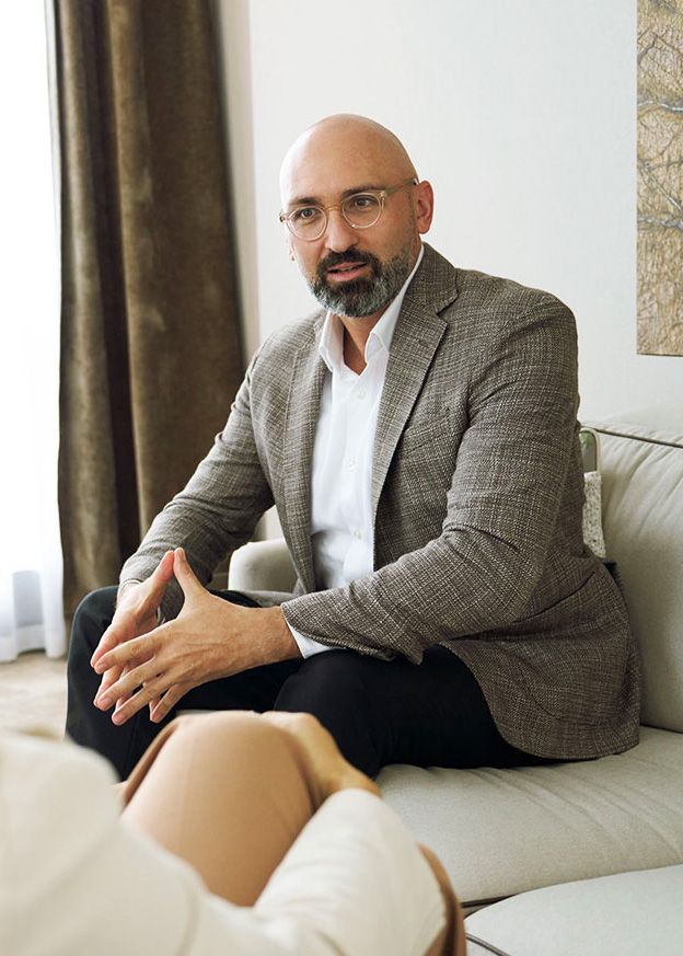 Dr. med. Laszlo Ürögi Consulting a Client