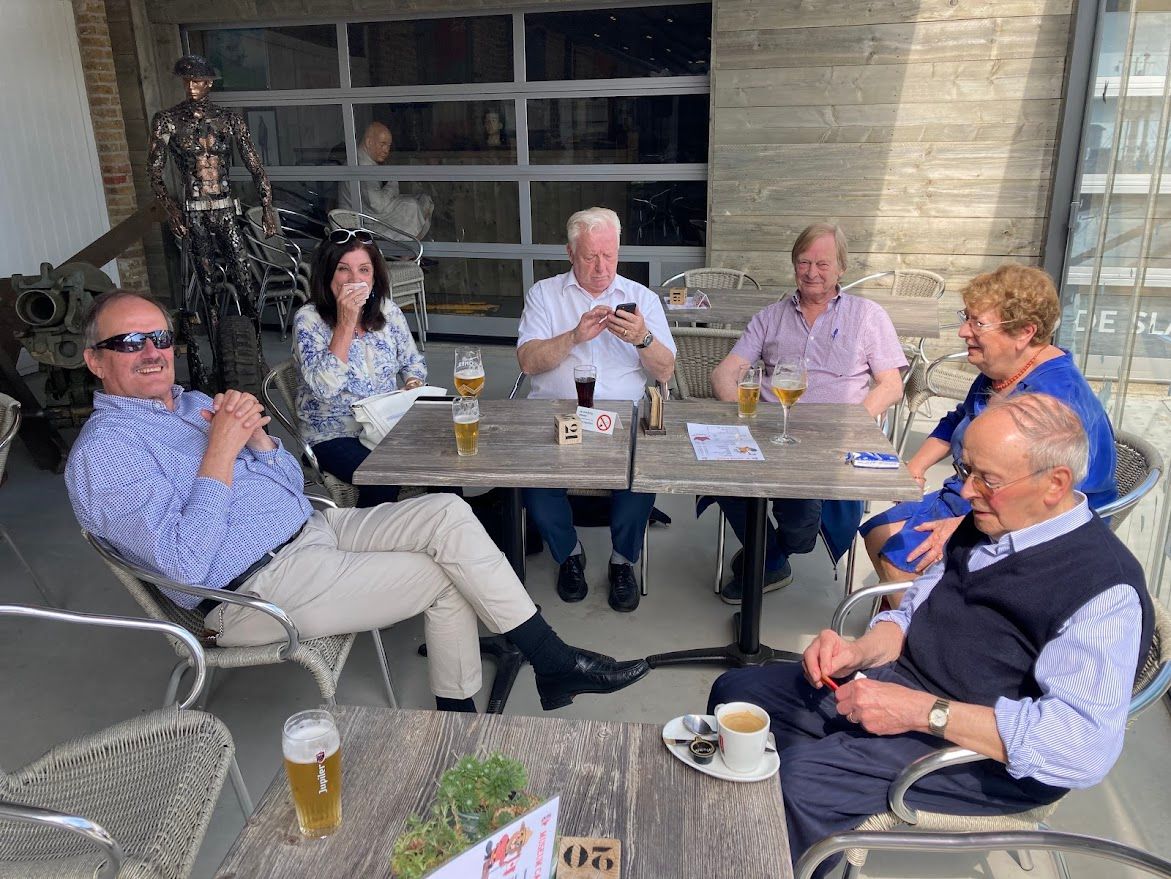 Groepsfoto op terras