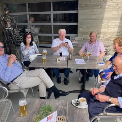 Groepsfoto op terras