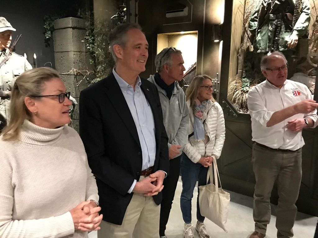 In het museum krijgt men uitleg van een gids