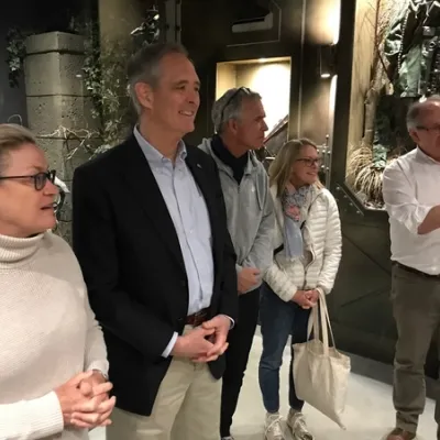 In het museum krijgt men uitleg van een gids