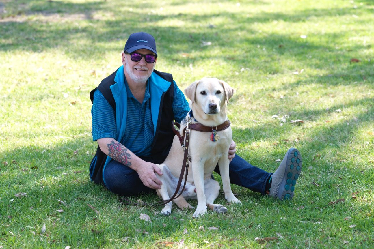 Tony sitting next to Solo