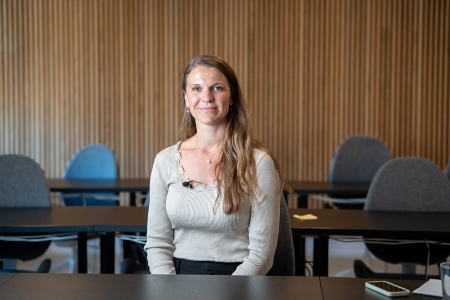Underviser fra vedira i undervisningslokalet