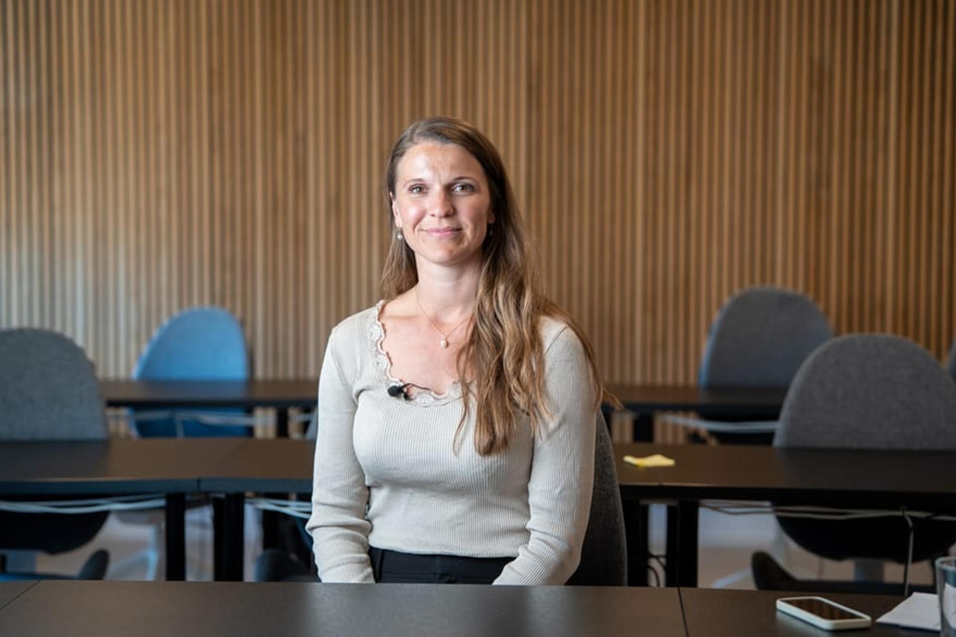 Underviser fra vedira i undervisningslokalet