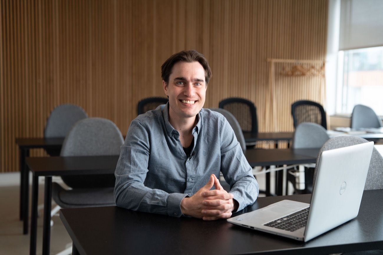 Underviser fra vedira ved en bærbar computer i undervisningslokalet