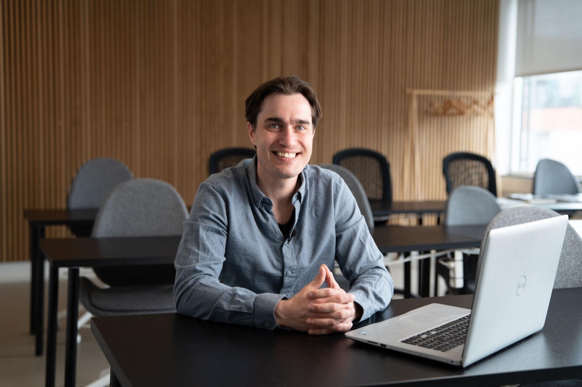 Underviser fra vedira ved en bærbar computer i undervisningslokalet