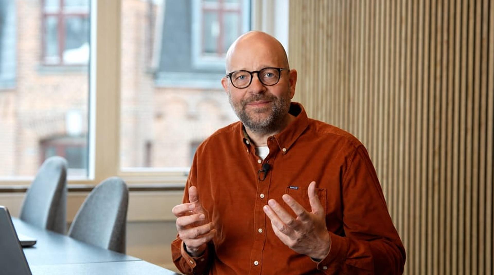 Kollegaer der arbejder sammen ved en skærm