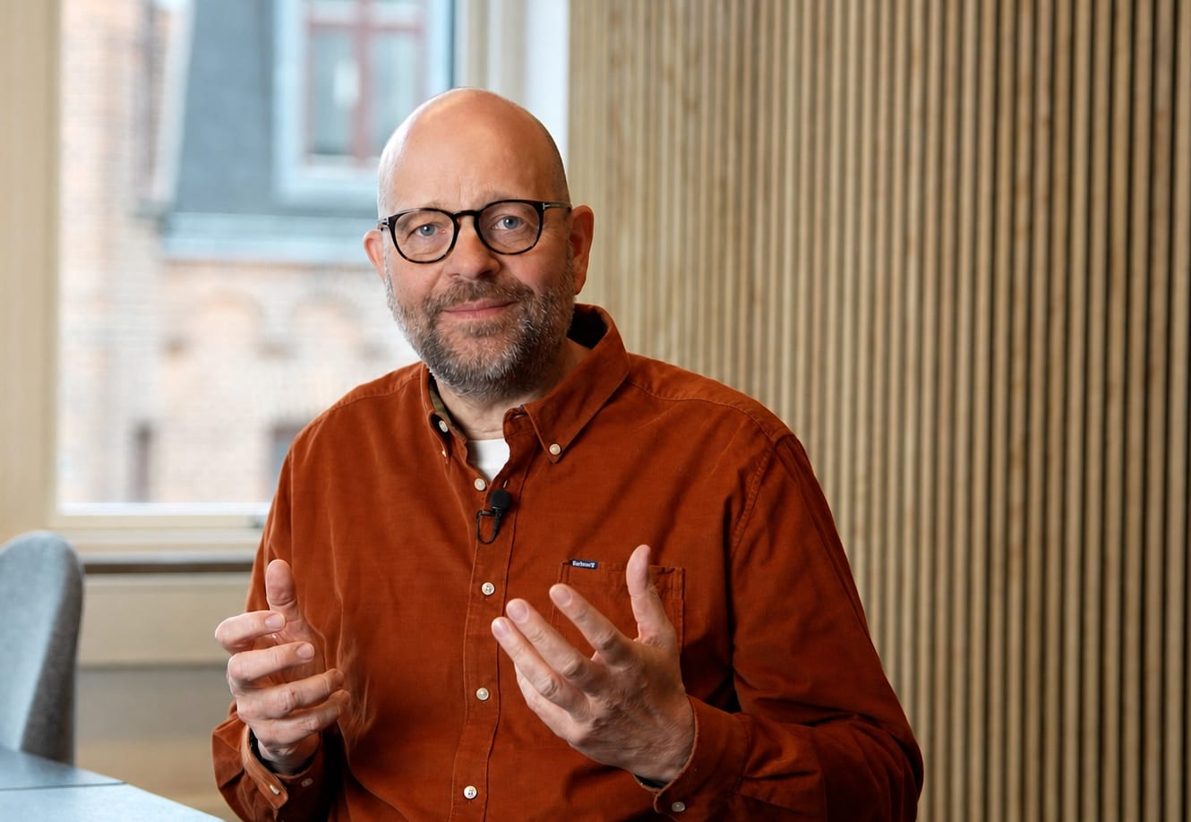 Underviser fra vedira i samtale i undervisningslokalet
