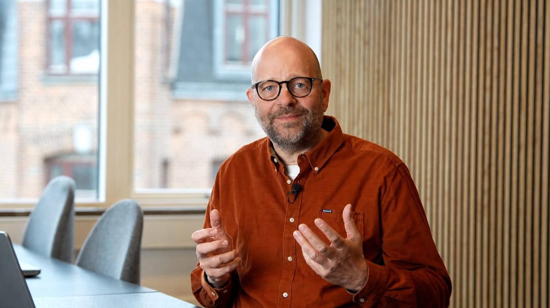 Underviser fra vedira i vediras mødelokale