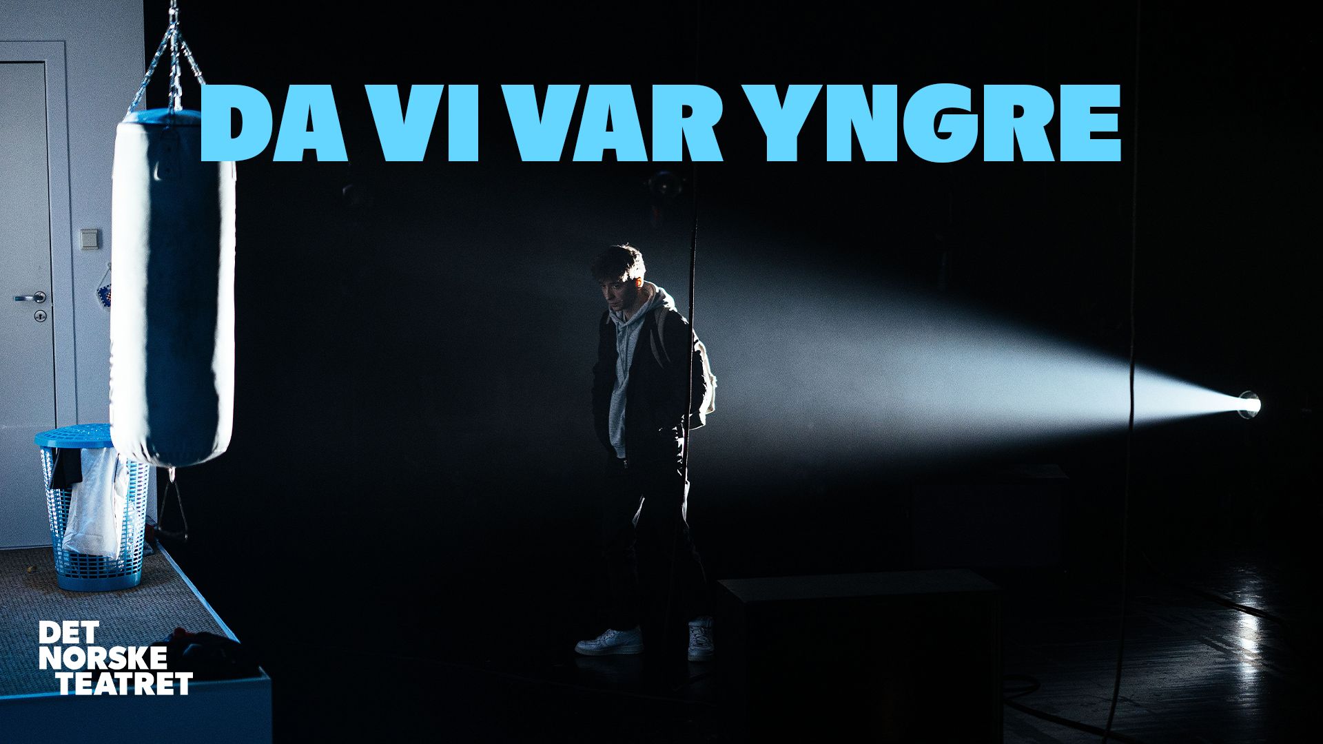 Foto av fremføringen og grafikk