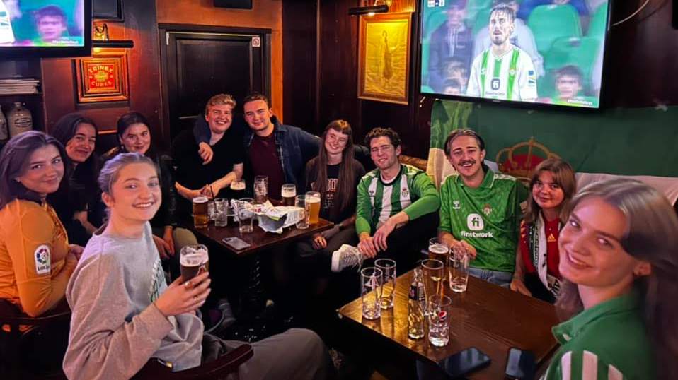 Bilde av 10 fotballglade medlemmer på pubkamp