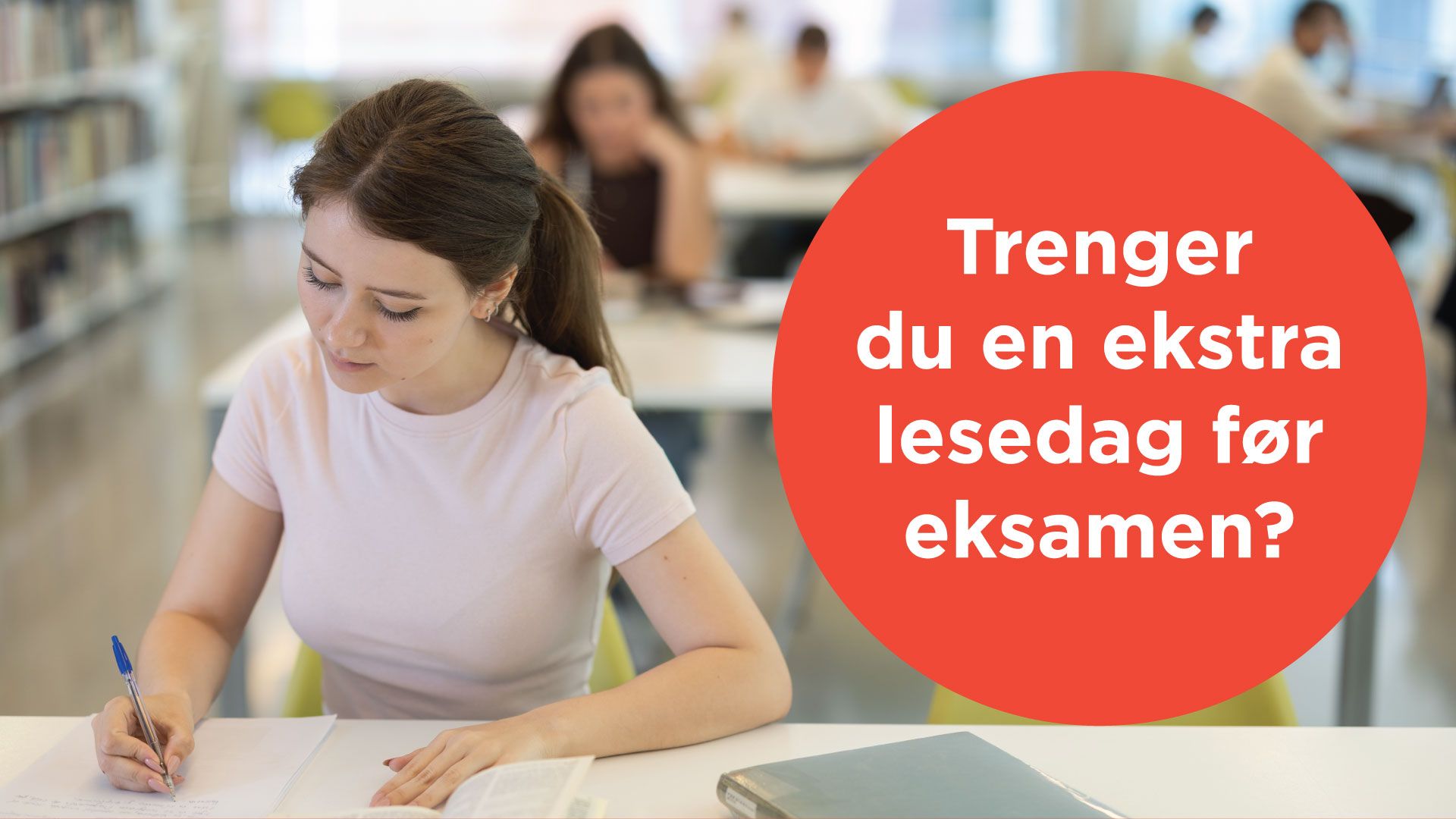 En ung student sitter på lesesalen og skriver 