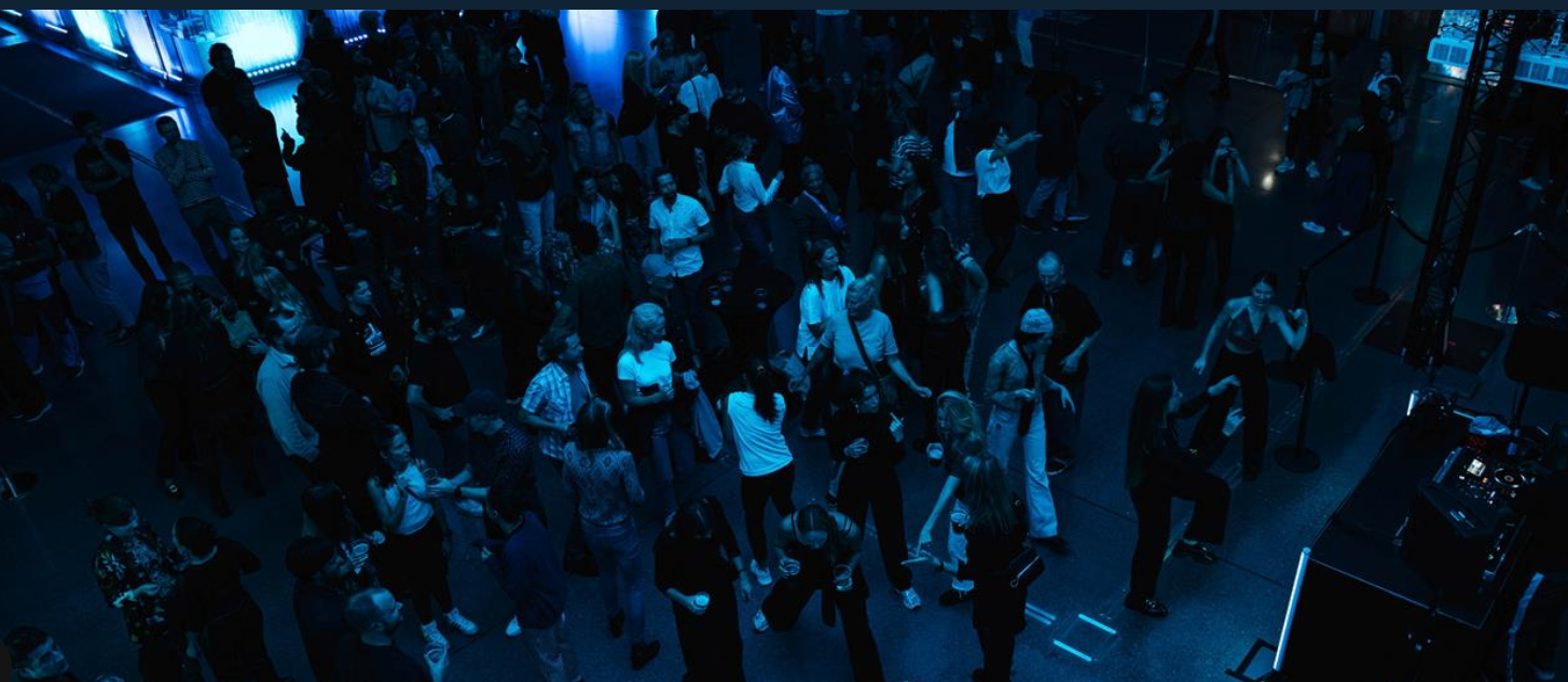 Folk som danser på museet