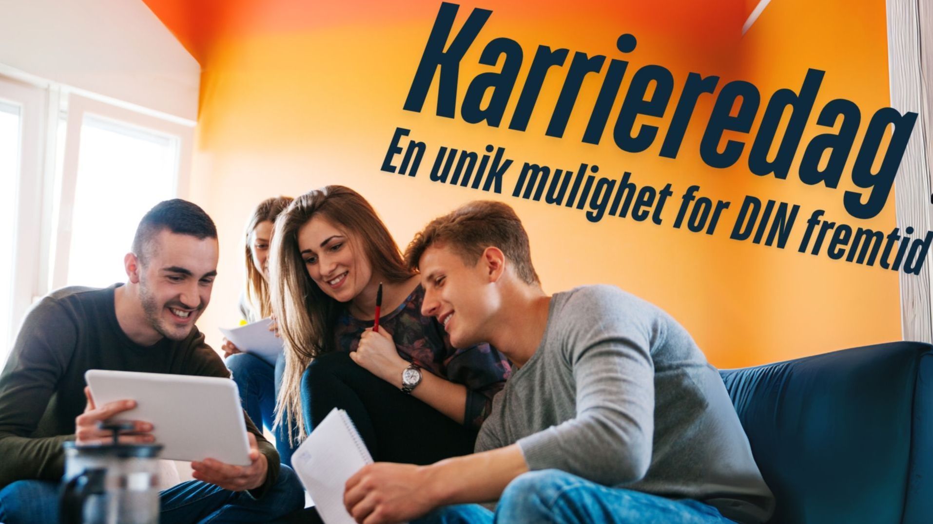 Viser en gruppe unge studenter i starten av 20-årene som ser på en skjerm.