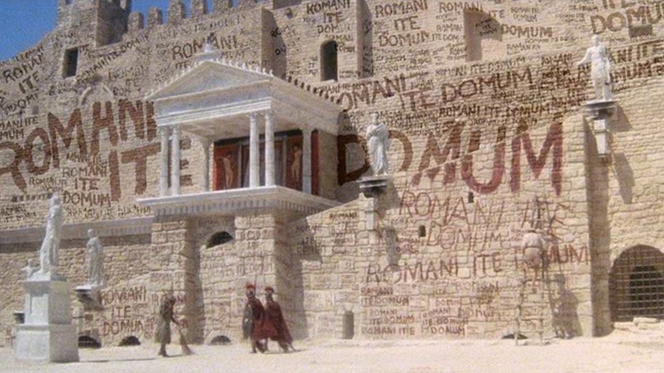 En stor romersk struktur har blitt vandalisert med graffiti