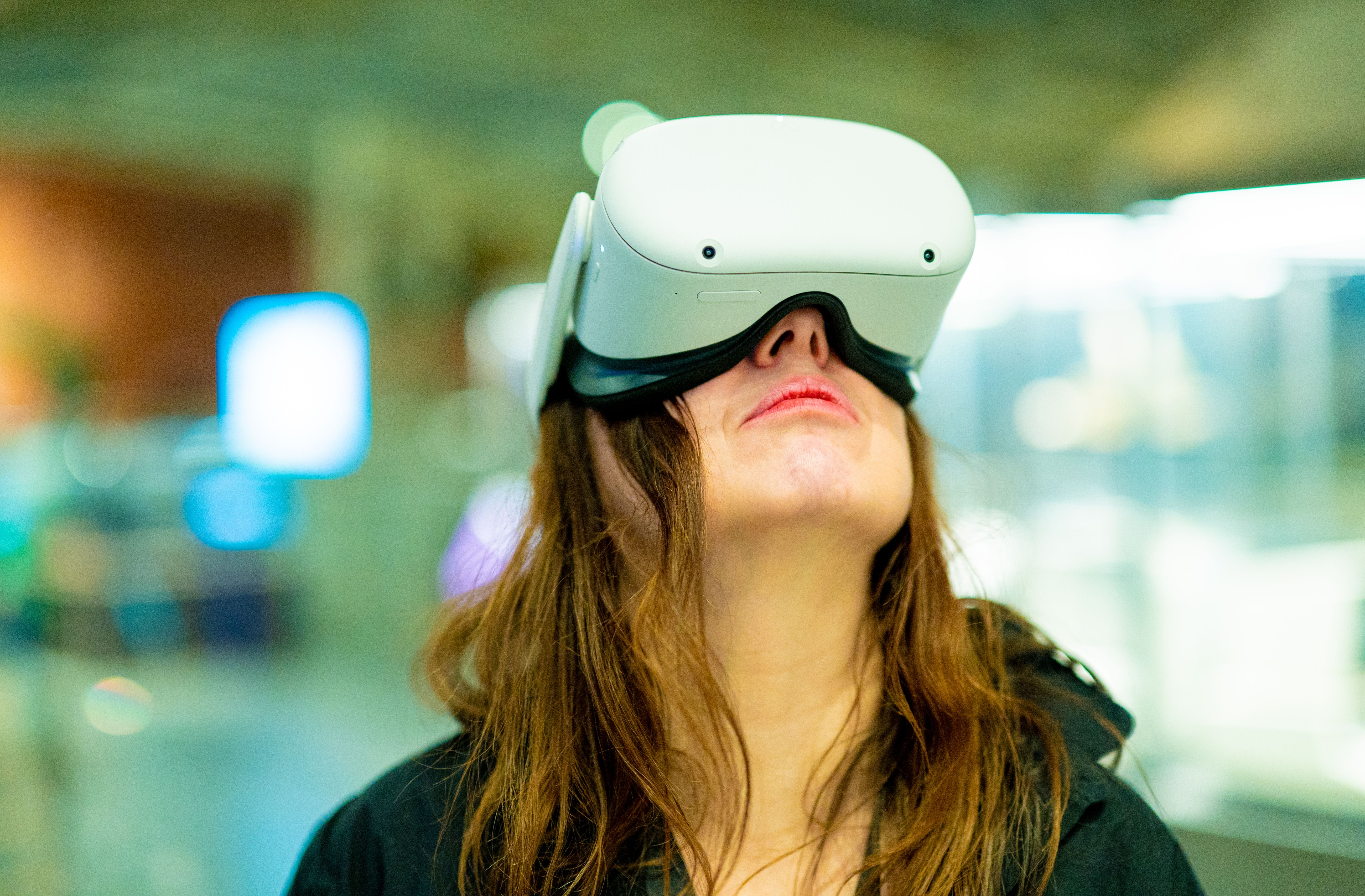 Kvinne som bruker VR- briller