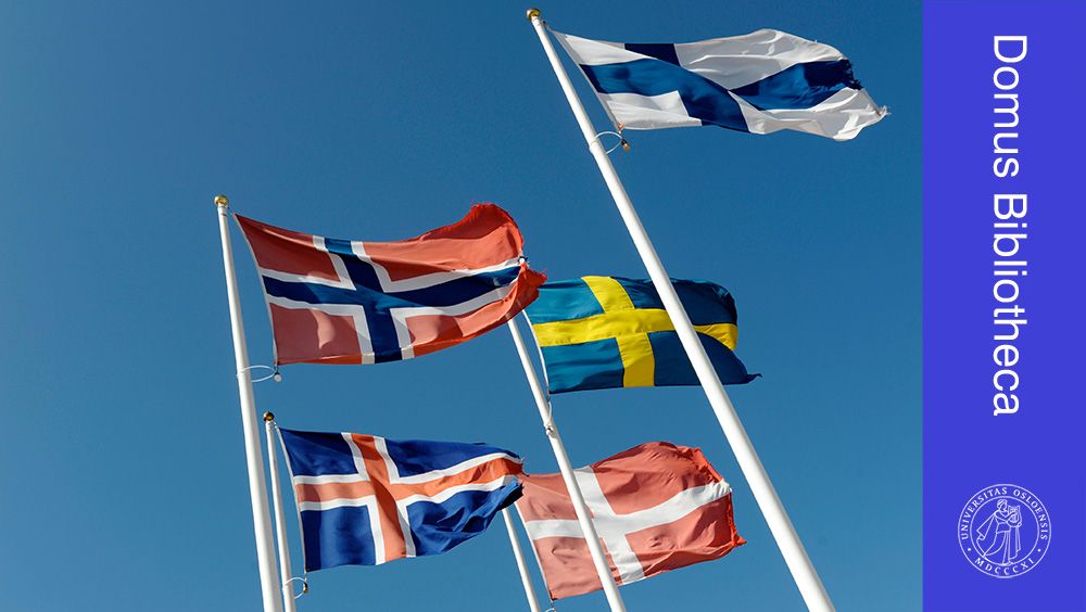 Bilde av de nordiske landenes flagg flagrende i vinden. Blå himmel og hvite flaggstenger. 