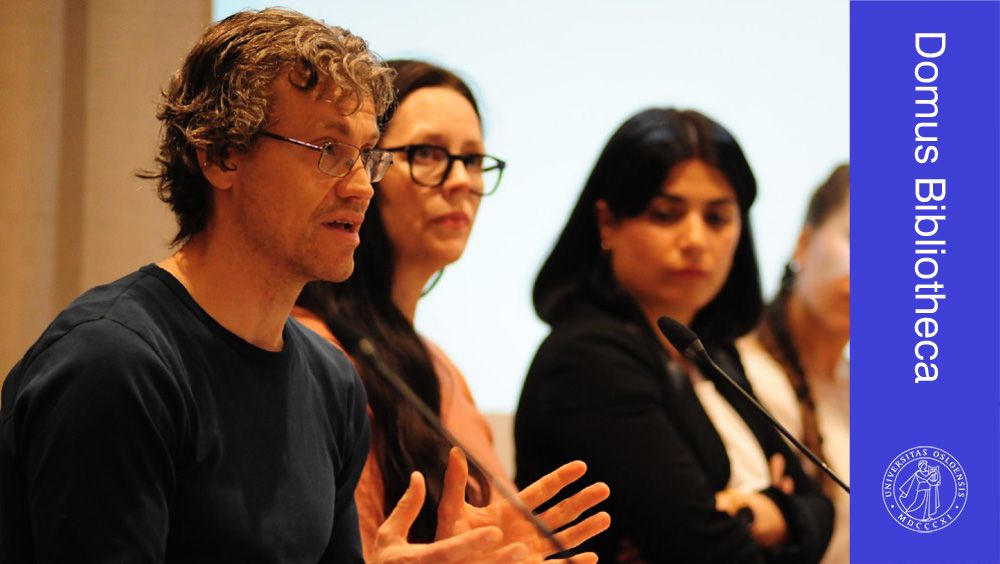 Et fotografi av mennesker sittende i et debattpanel. 