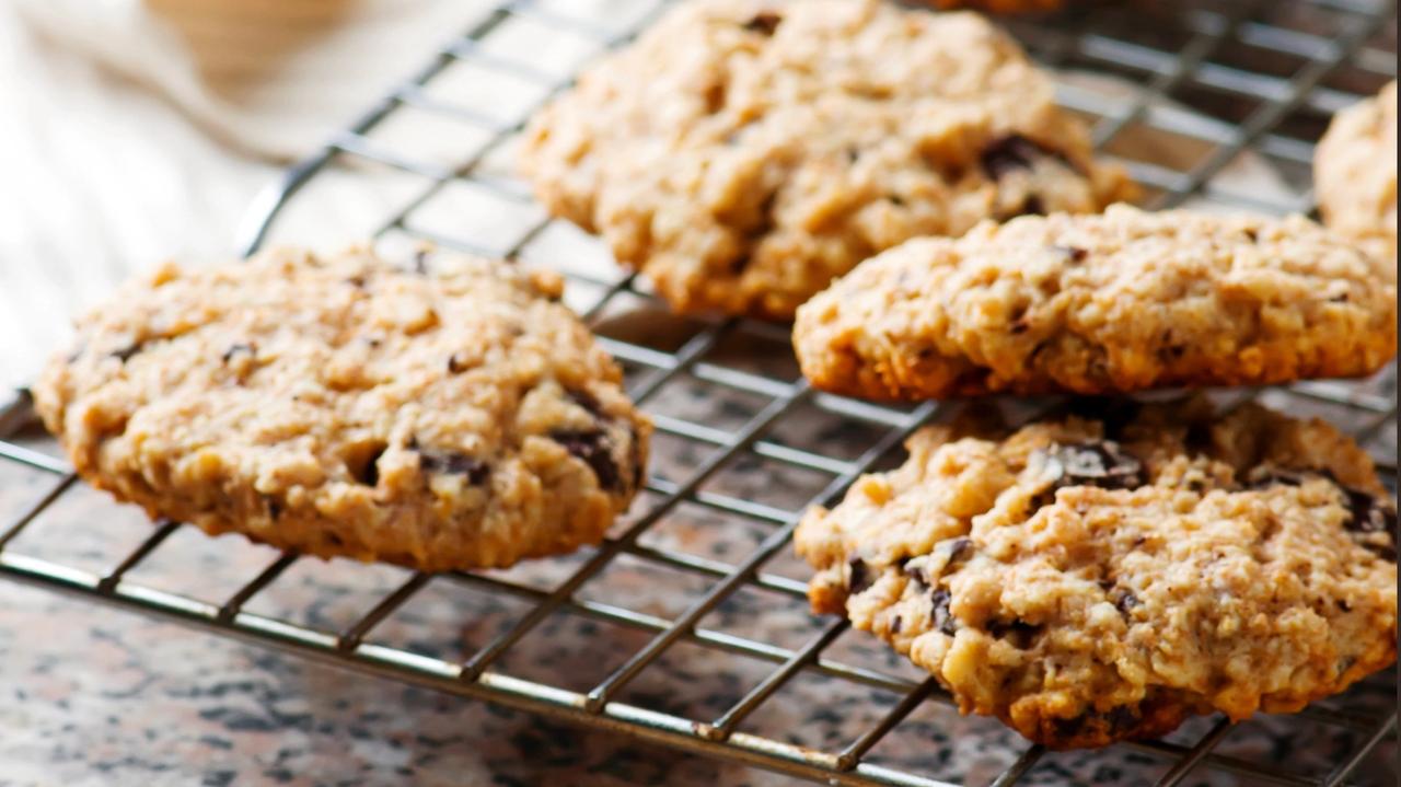 Cover Image for Chocolate Chip Oatmeal Cookies