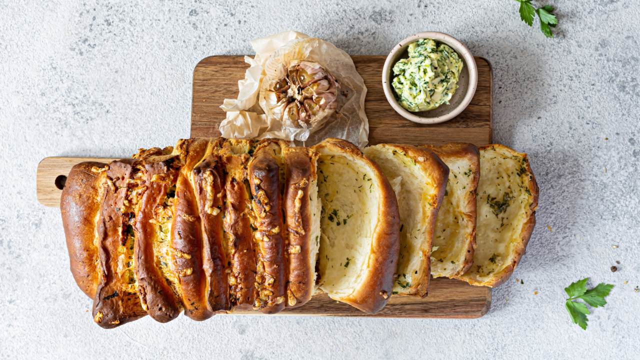 Cover Image for Cheesy Pull-apart Garlic Bread
