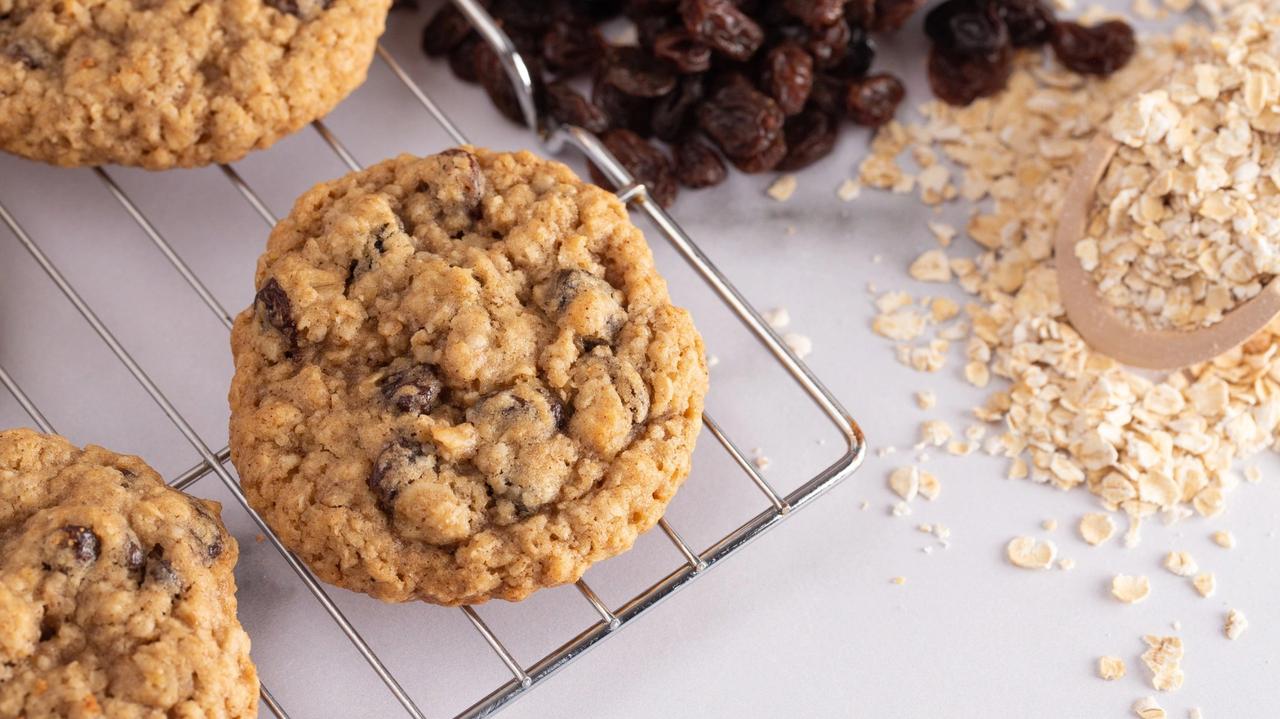 Cover Image for Chewy Oatmeal Raisin Cookies