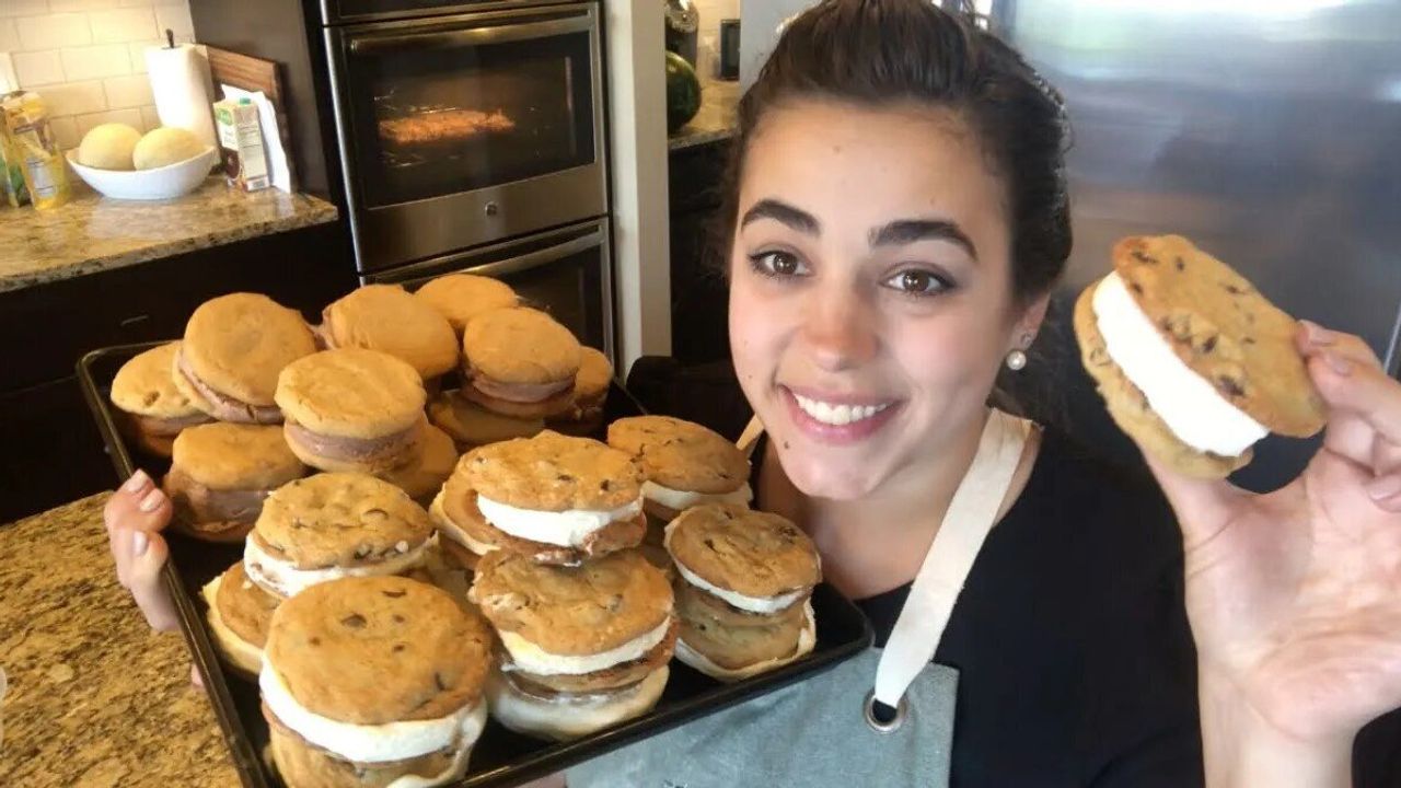 Cover Image for Peanut Butter Chocolate Ice Cream Sandwiches