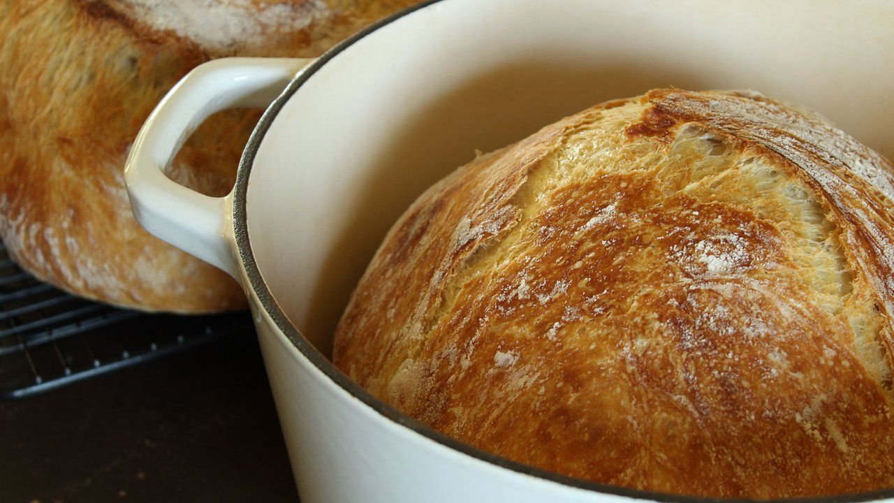 Dutch Oven Bread {only 4 ingredients & no kneading!}