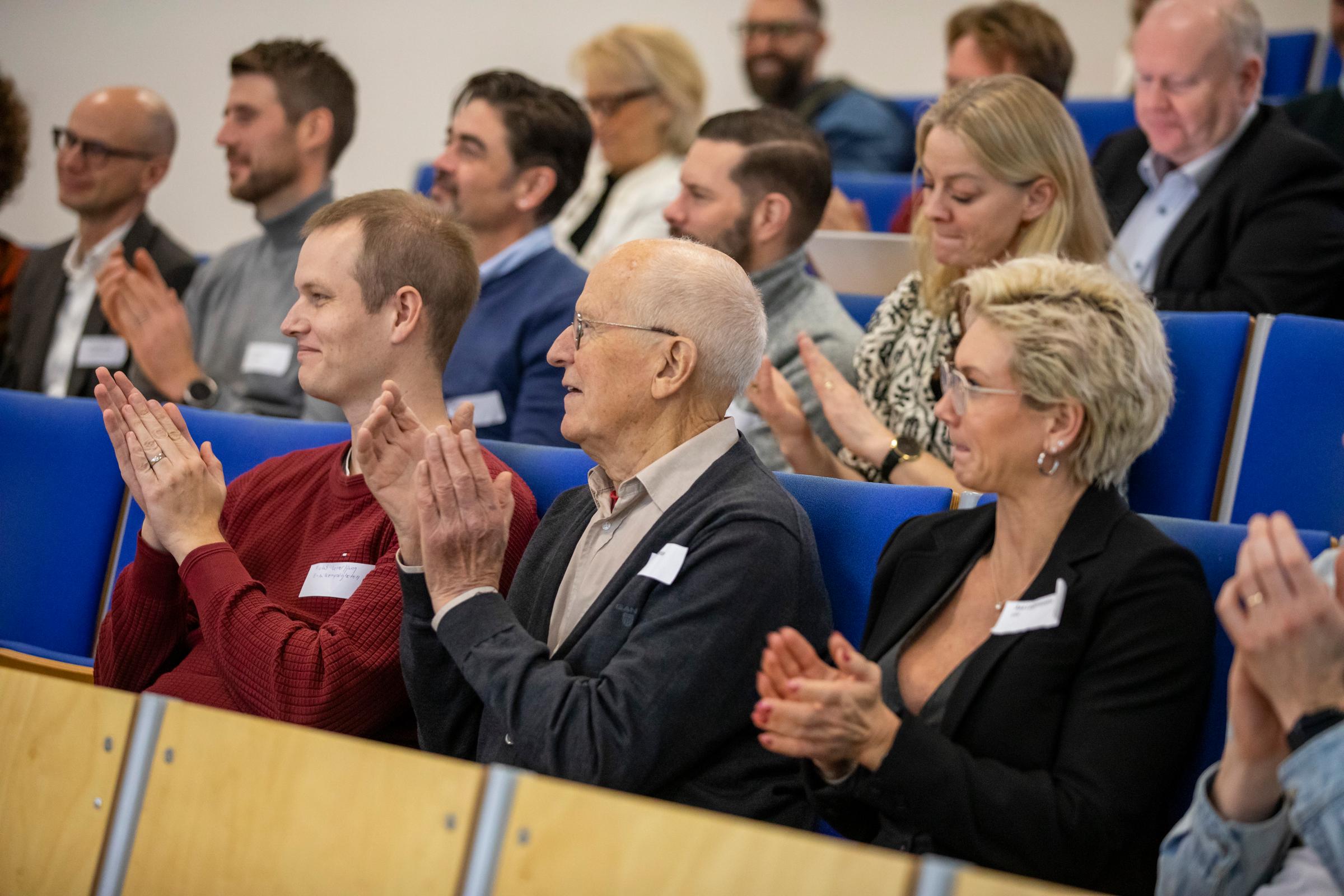 Bild på applåderande människor i publiken