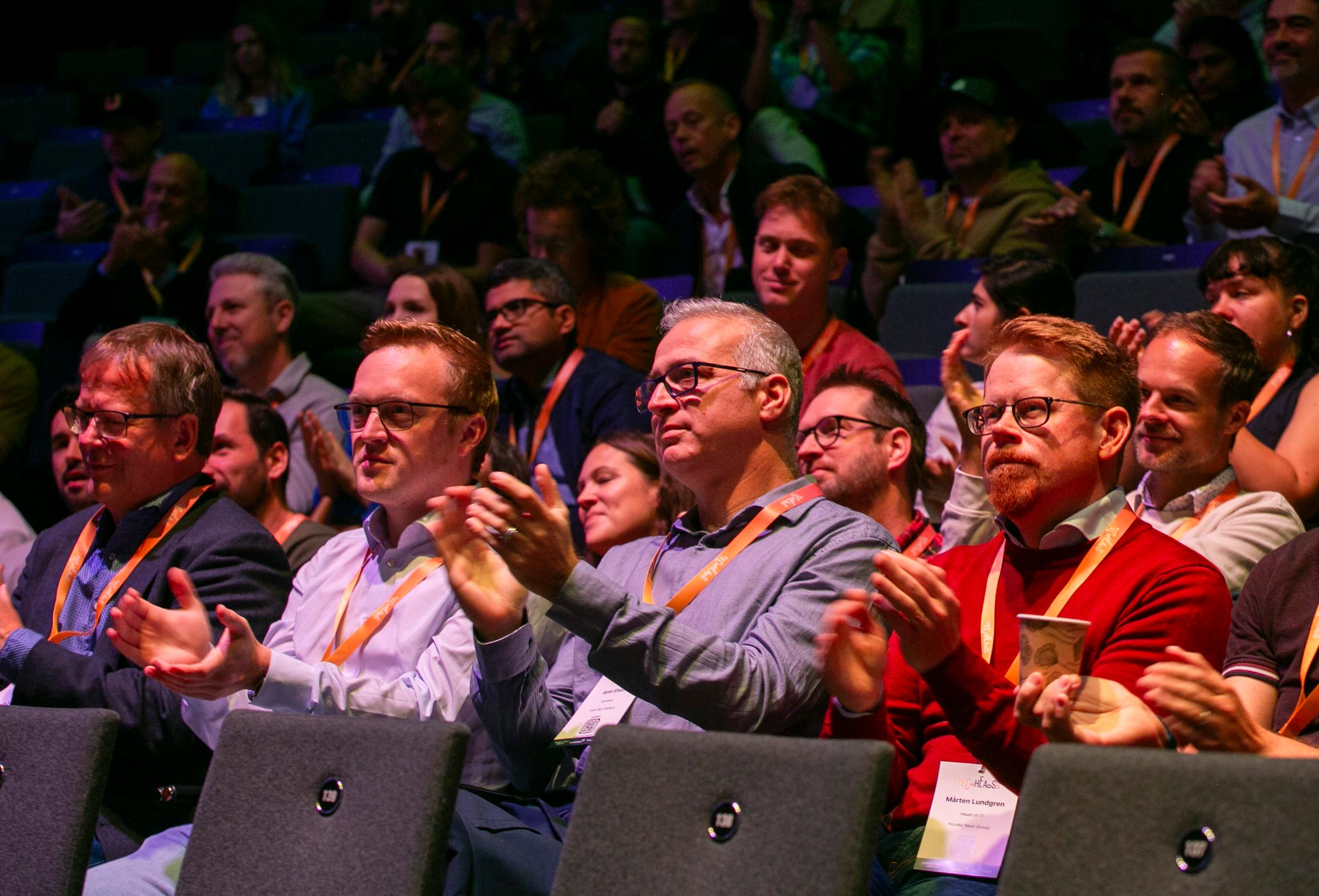 Bild på människor i publikhavet vid en föreläsning på TechHeads. Människorna applåderar.