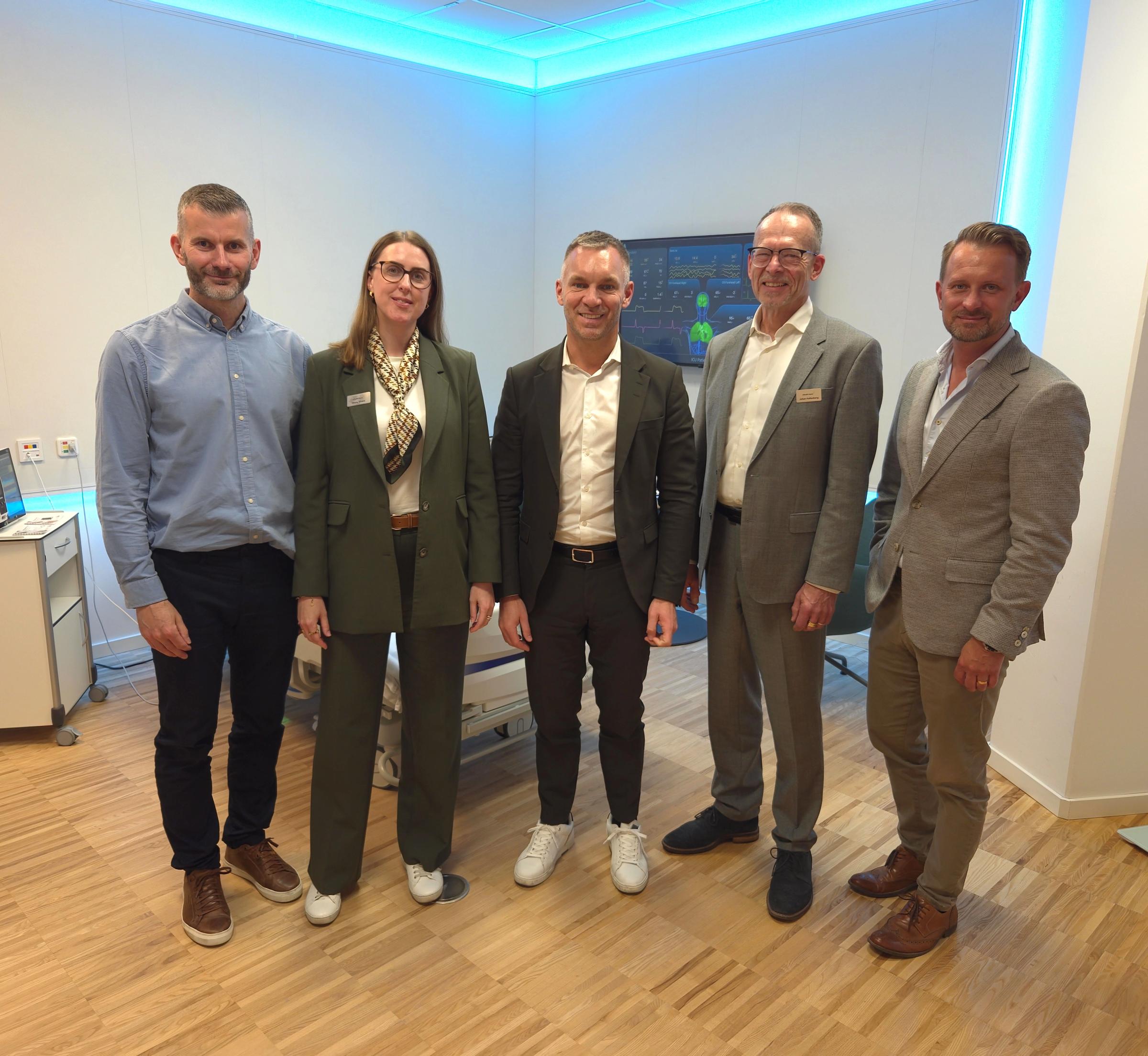 Civilminister Erik Slottner flankerad av personal från eHealth Arena och regionråd Jimmy Loord.