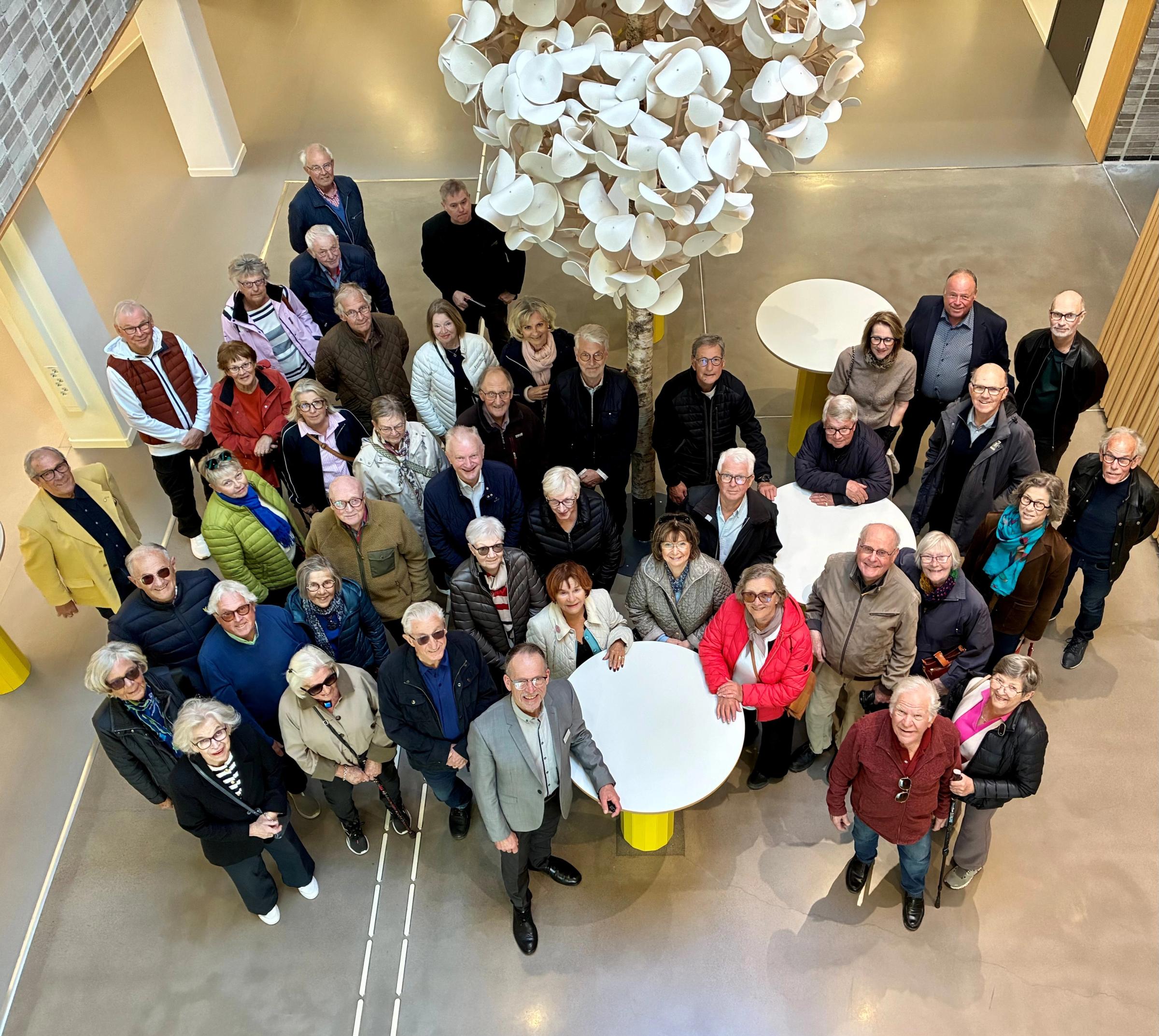 Deltagare på studebesök hos eHealth Arena tagna i ett glatt gruppfoto ovanifrån.