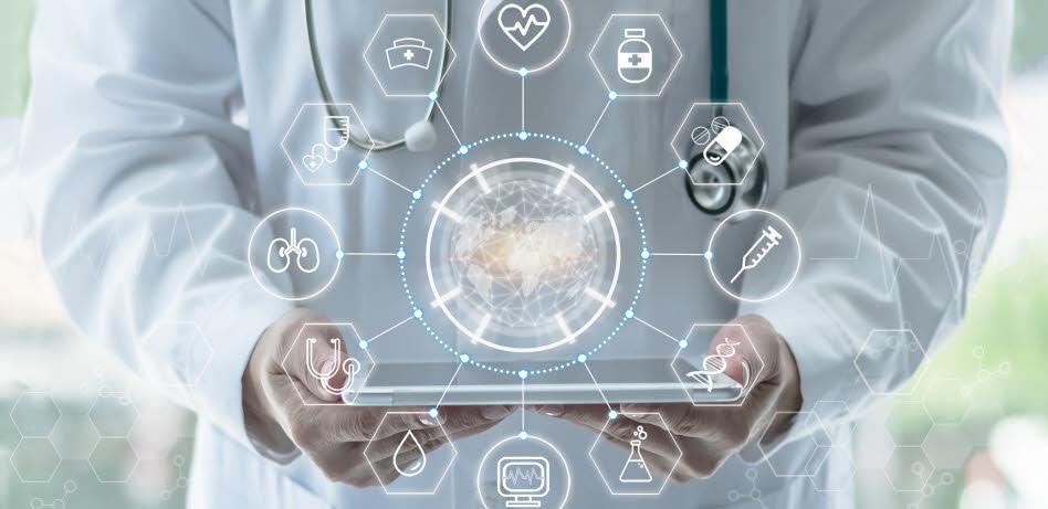 Illustration av vårdpersonal som håller en surfplatta med digitala ikoner för AI, hälsa och hälsodata, symboliserande digital utveckling inom vård och omsorg.