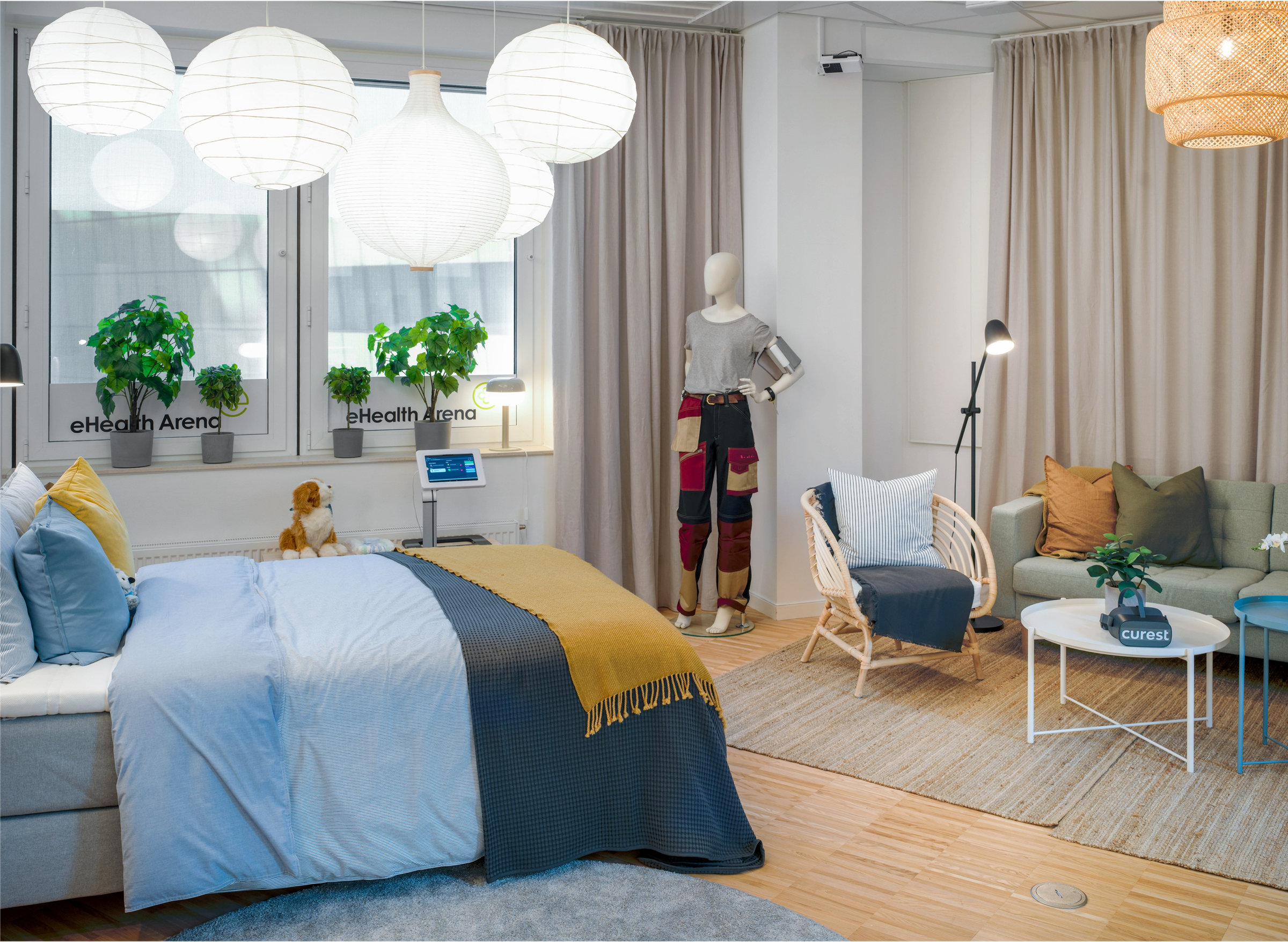 Foto på det fysiska showroomet. Vi ser en säng, en mannekäng, ett inrett vardagsrum. Överallt finns innovationer utspridda i rummet.