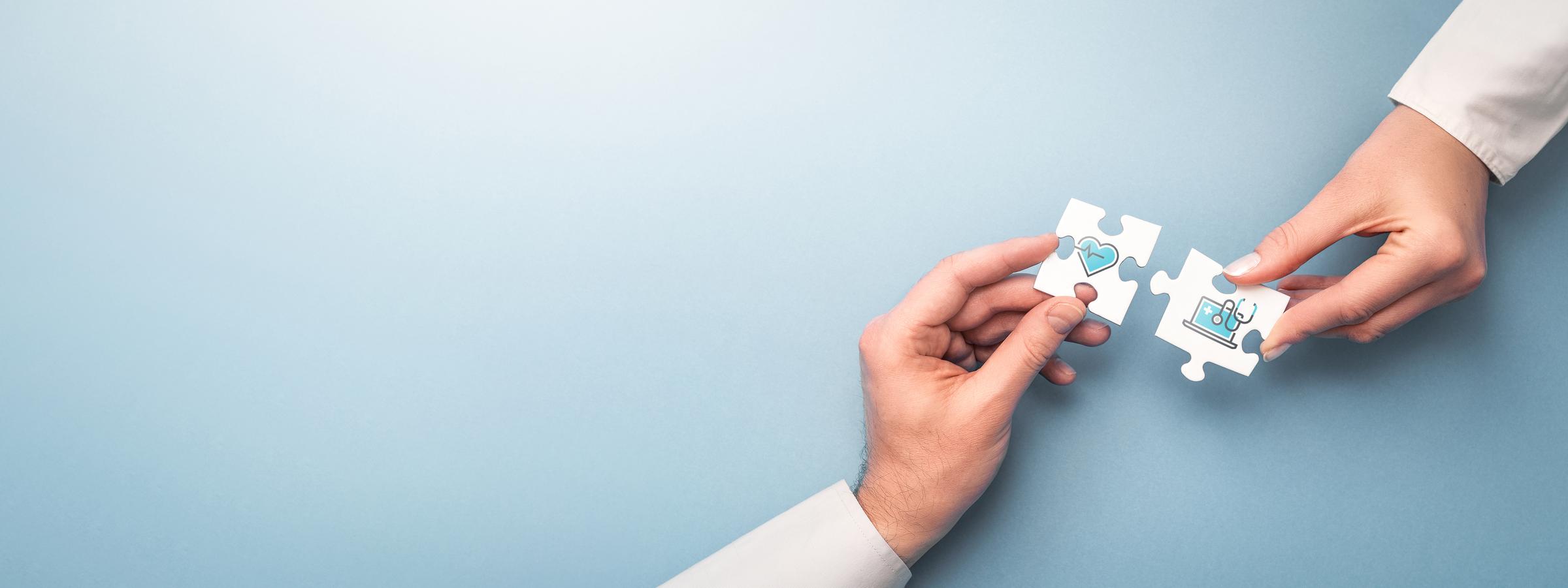 Bild på två pusselbitar som sätts ihop. På den ena pusselbiten är det ett hjärta och på den andra en dator och ett stetoskop
