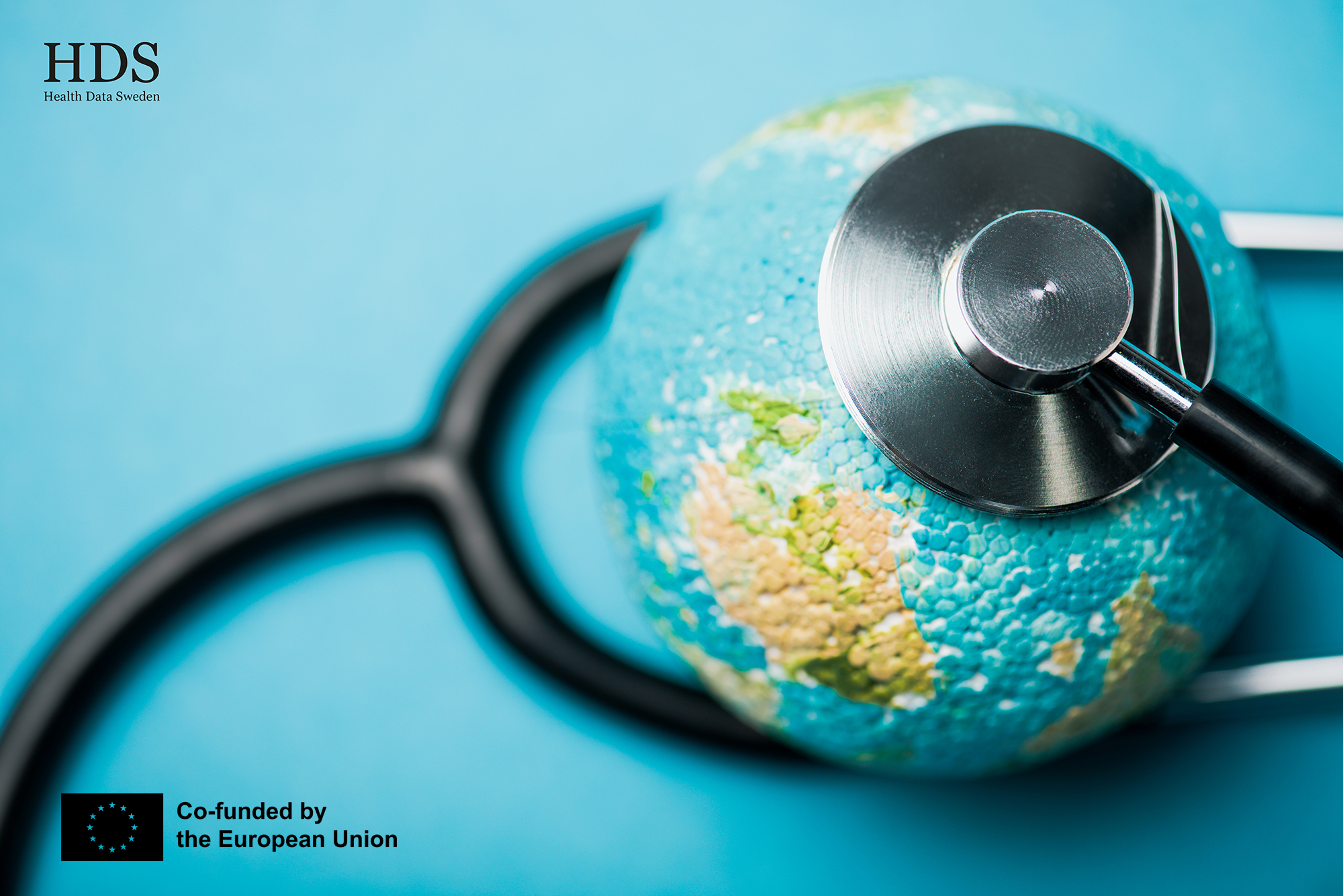 Blå bakgrund och ett stetoskop som har bröststycket på en liten jordglob. Health Data Swedens logotyp i det övre vänstra hörnet. EU-flagga och meningen Co-founded by the European Union i det nedre vänstra hörnet.