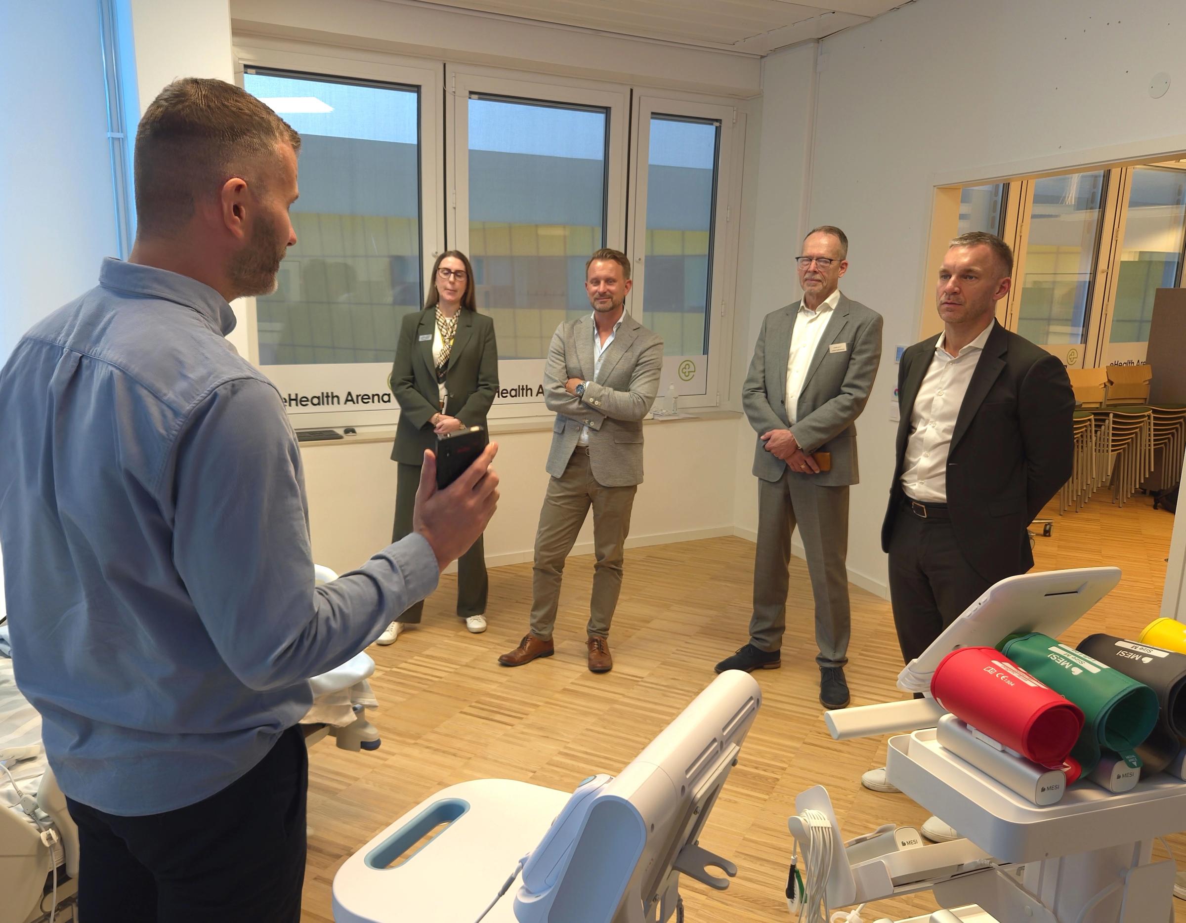 Henrik Allberg från eHealth Arena visar och berättar om e-hälsolösningar som finns i sjukhusmiljön i eHealth Arenas showroom