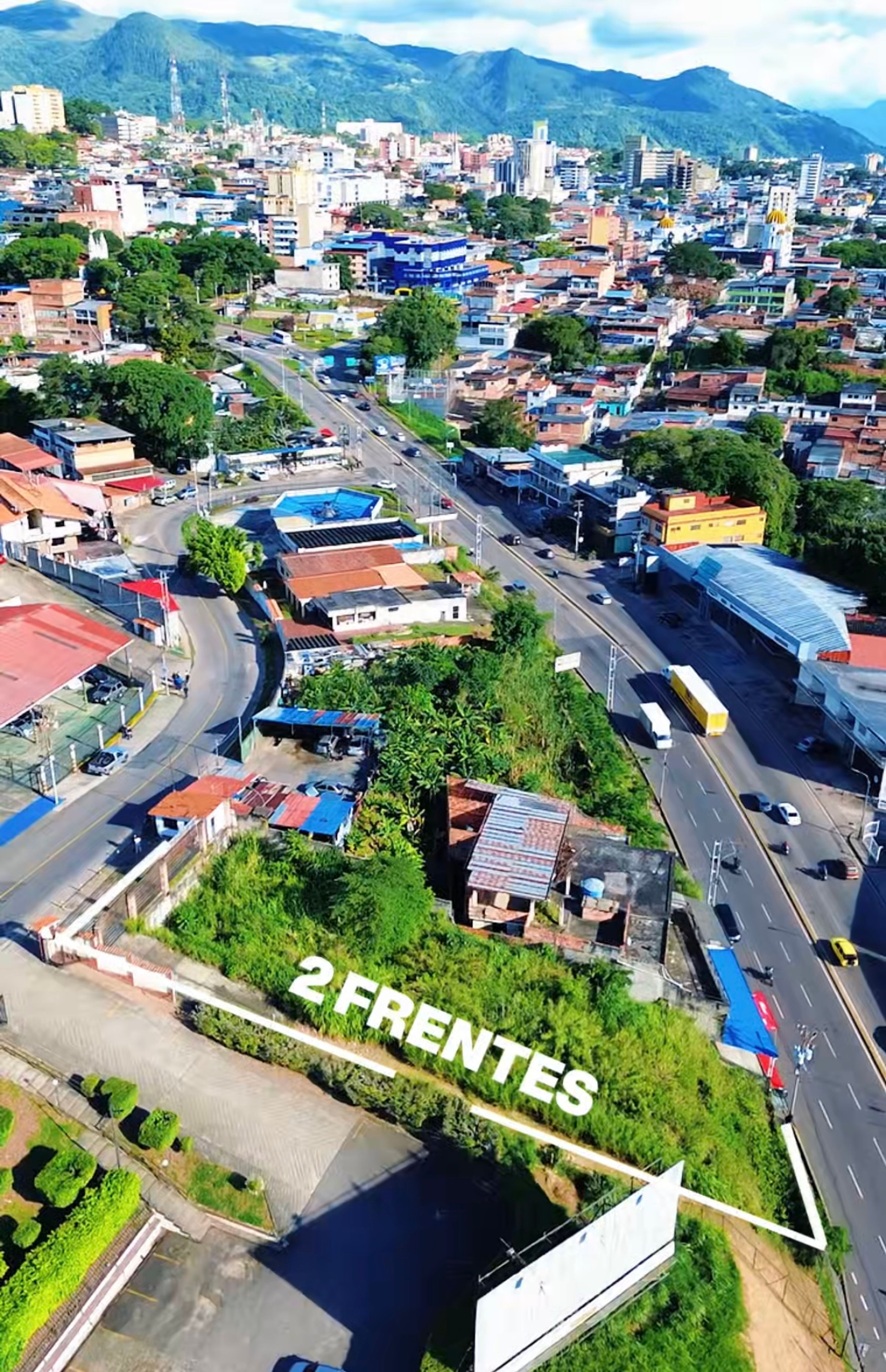 Terreno comercial de 1.116 metros y doble frente en Av. Demócrata con Av. Libertador — foto 3
