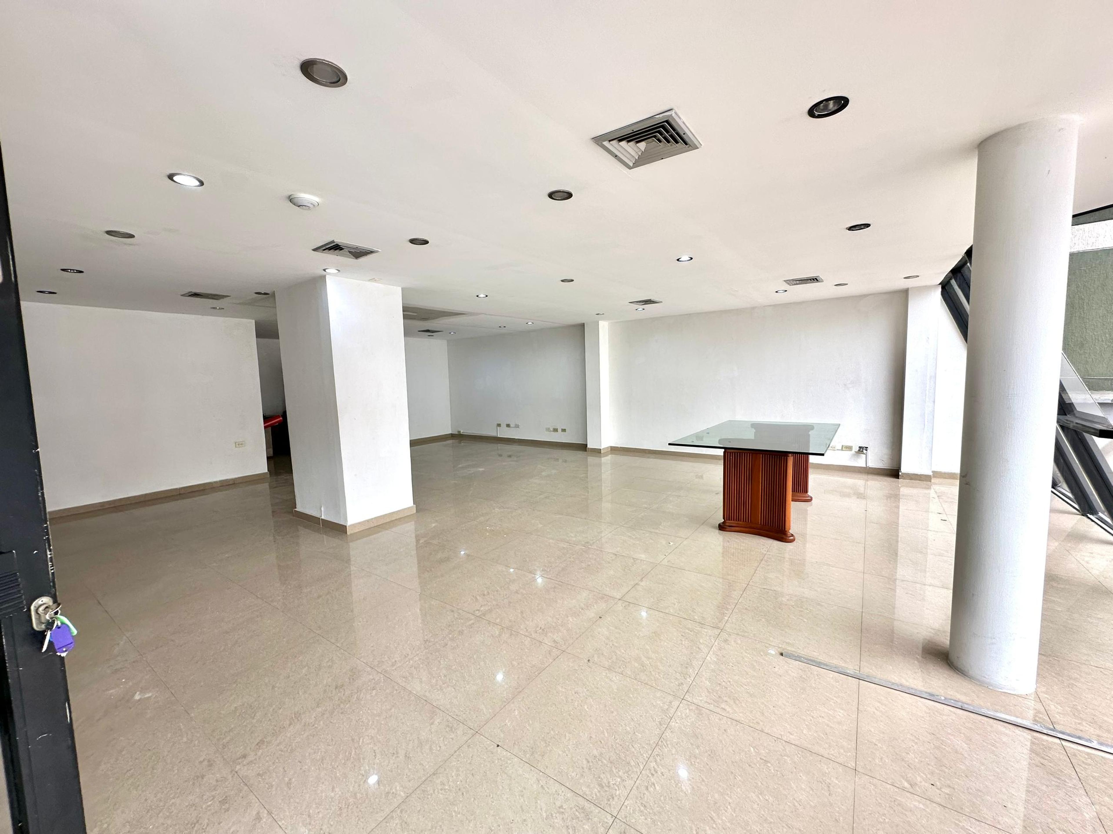 Local comercial a pie de calle en Torre Capeccio, Barrio Obrero — foto 9