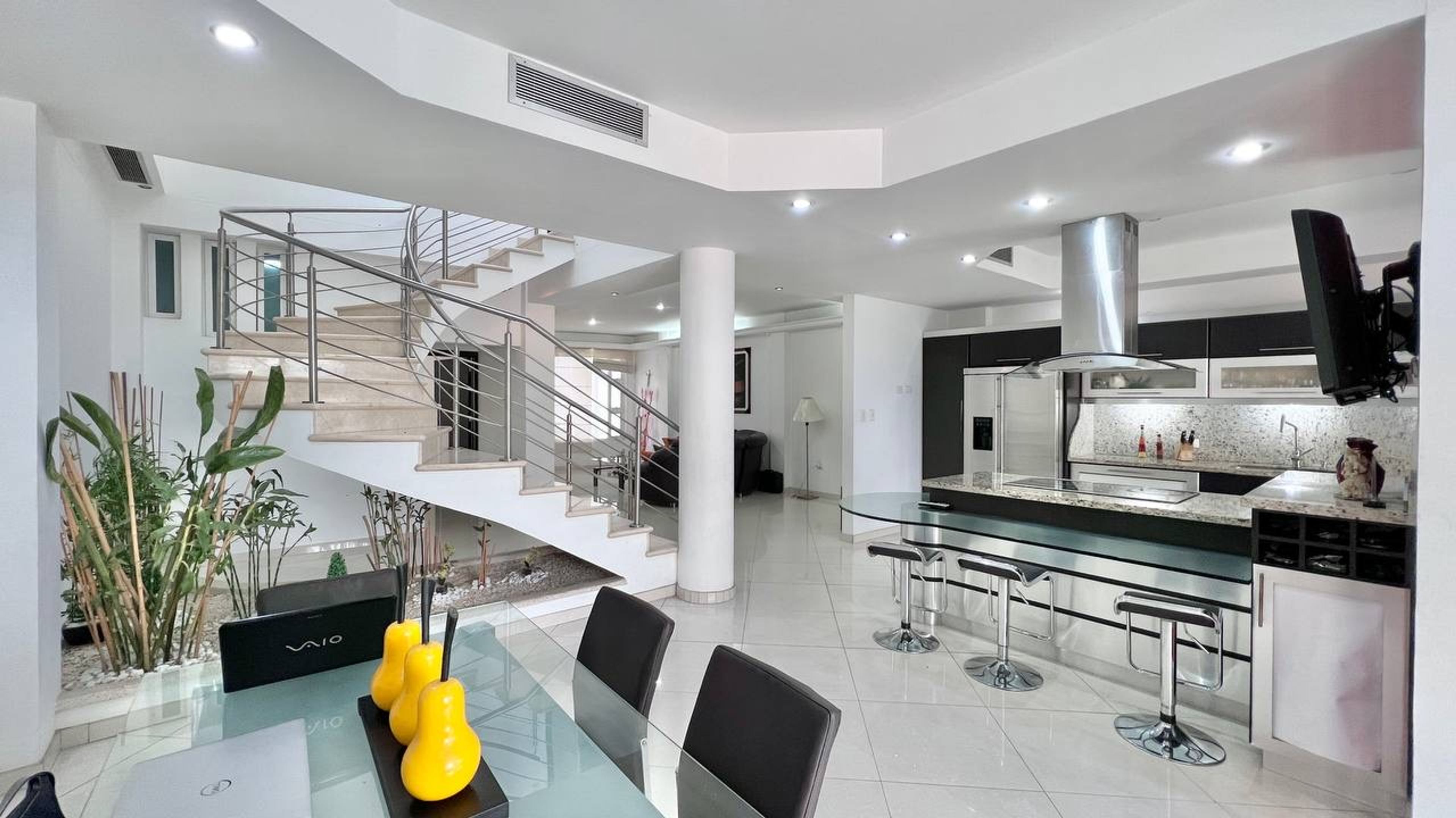 Casa moderna de 3 niveles con piscina climatizada en Urbanización Portofino — foto 16