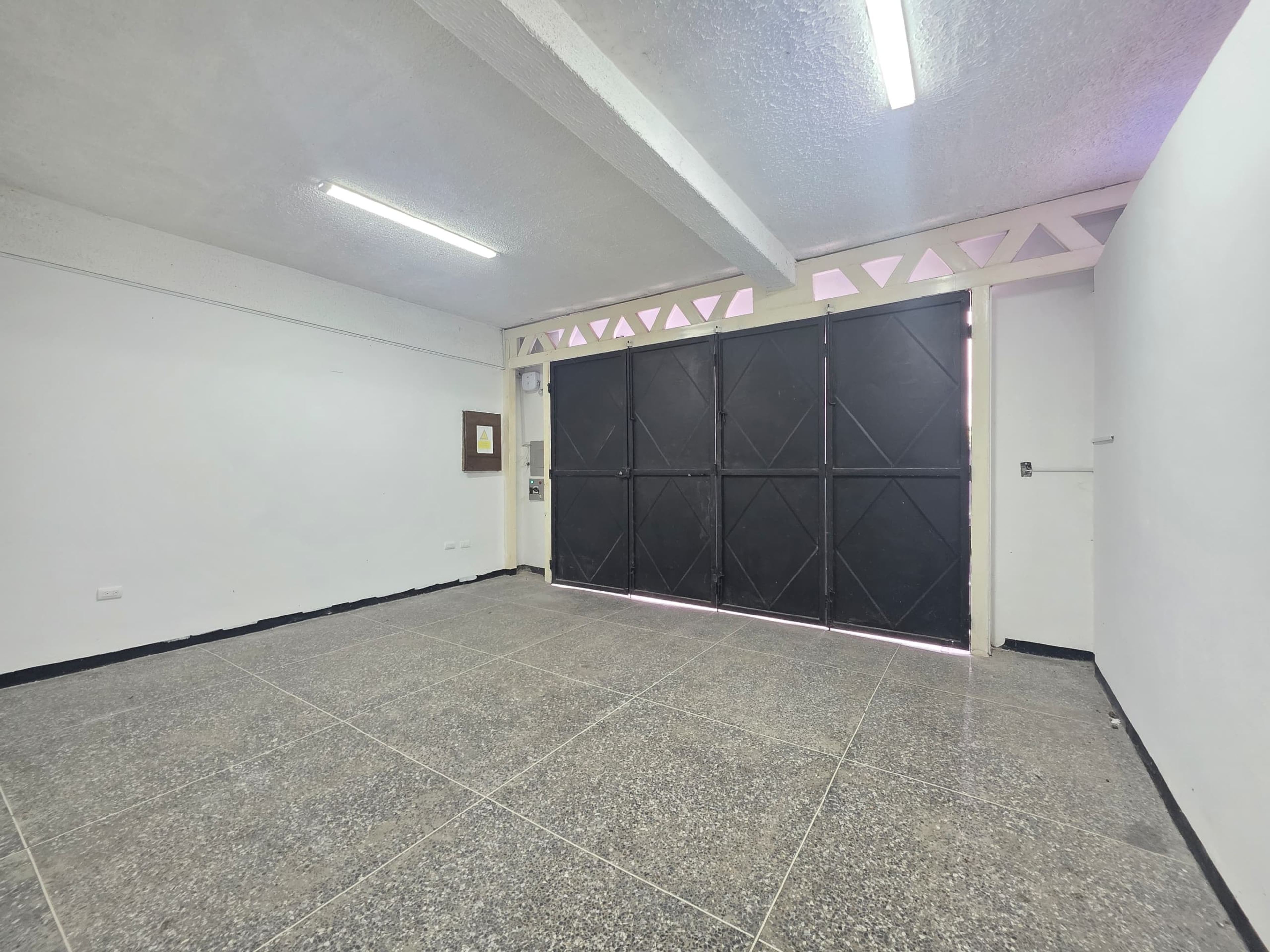 Edificio comercial estratégico en la vía principal de Santa Teresa, Barrio Bolívar — foto 4