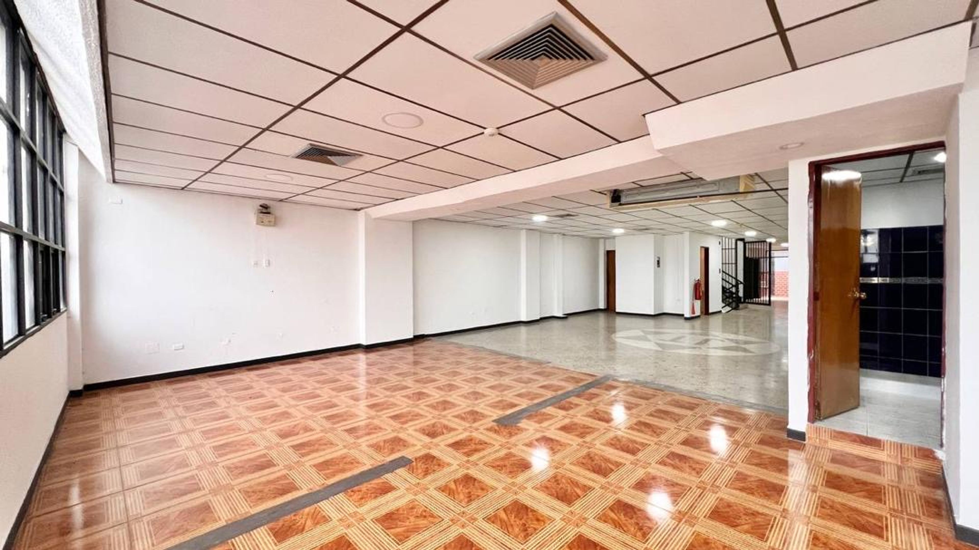 Edificio en el centro de San Cristóbal  — foto 14