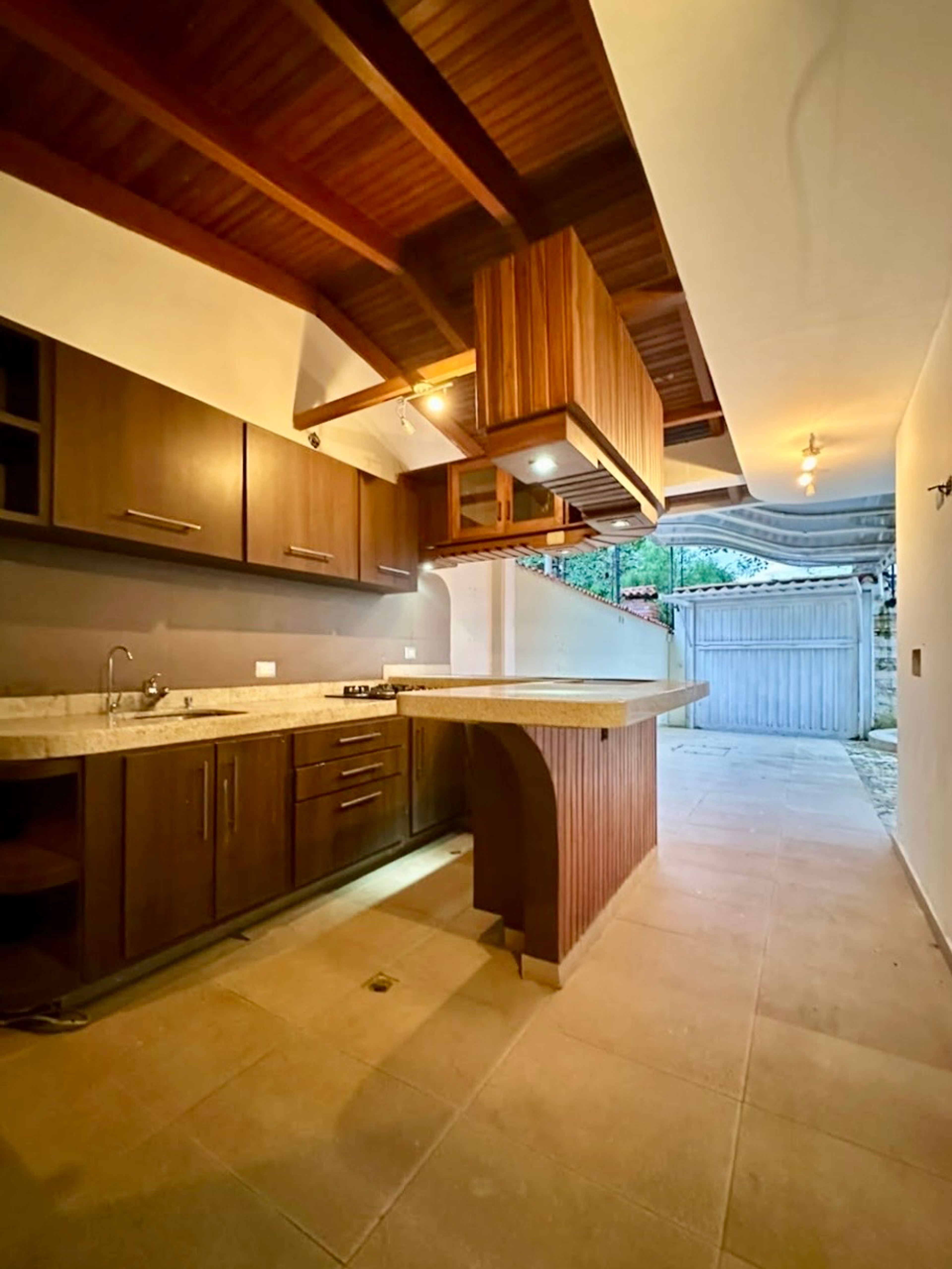 Casa de 3 niveles con piscina privada y 5 suites en Vista Hermosa II, Las Acacias — foto 5