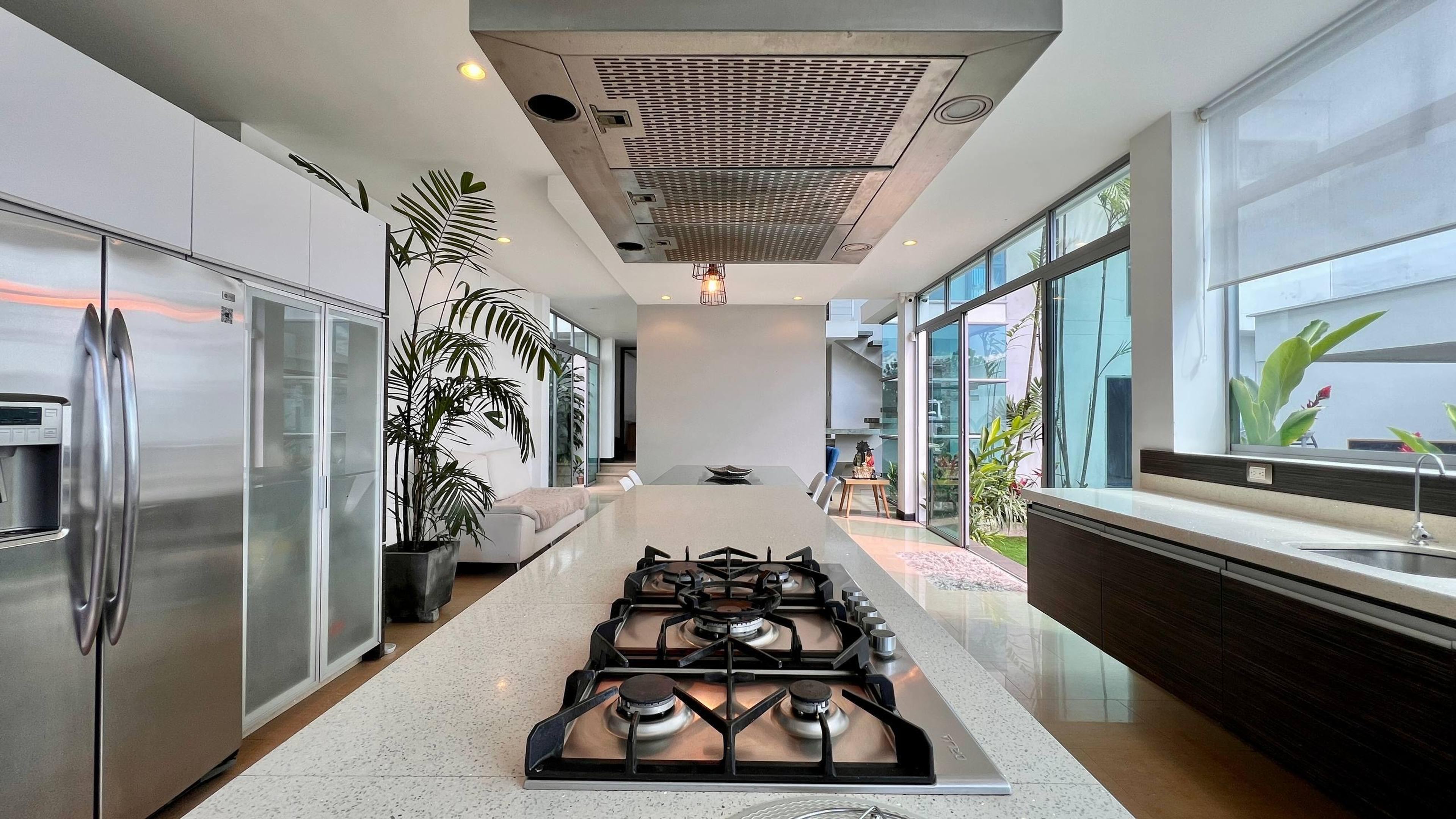 Casa moderna de 472 m² con piscina infinita y vista panorámica — foto 7