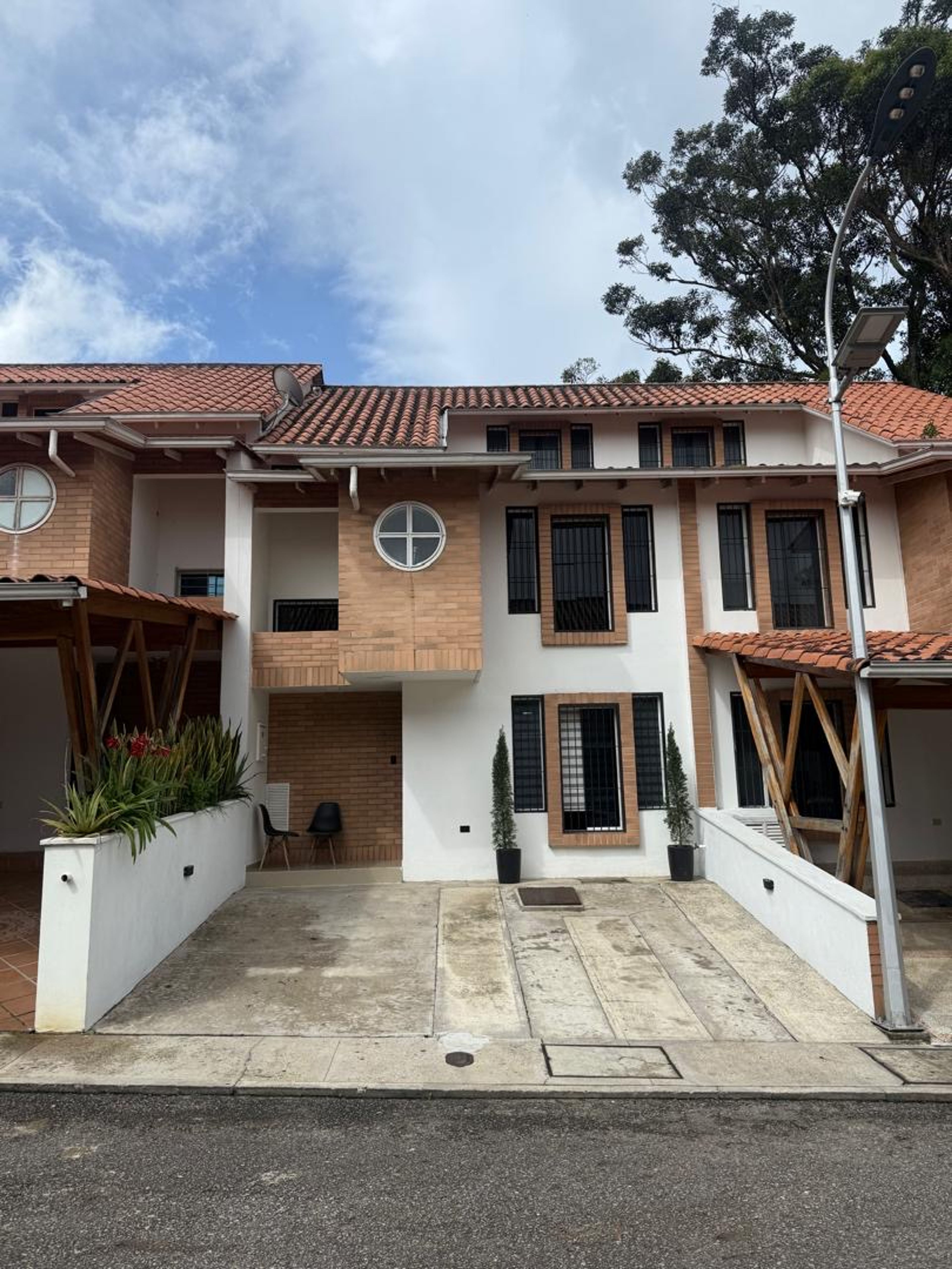 Casa o TownHouse en Pirineos I y II, San Cristóbal — foto 1