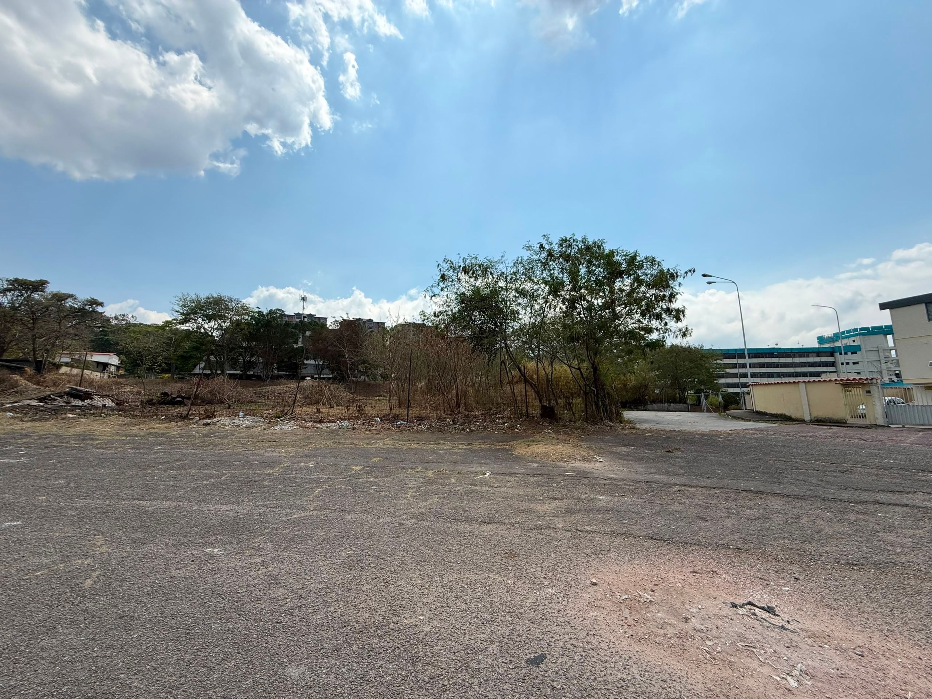 Terreno plano de 2.000 m² con zonificación R4 en sector La Guayana — foto 5