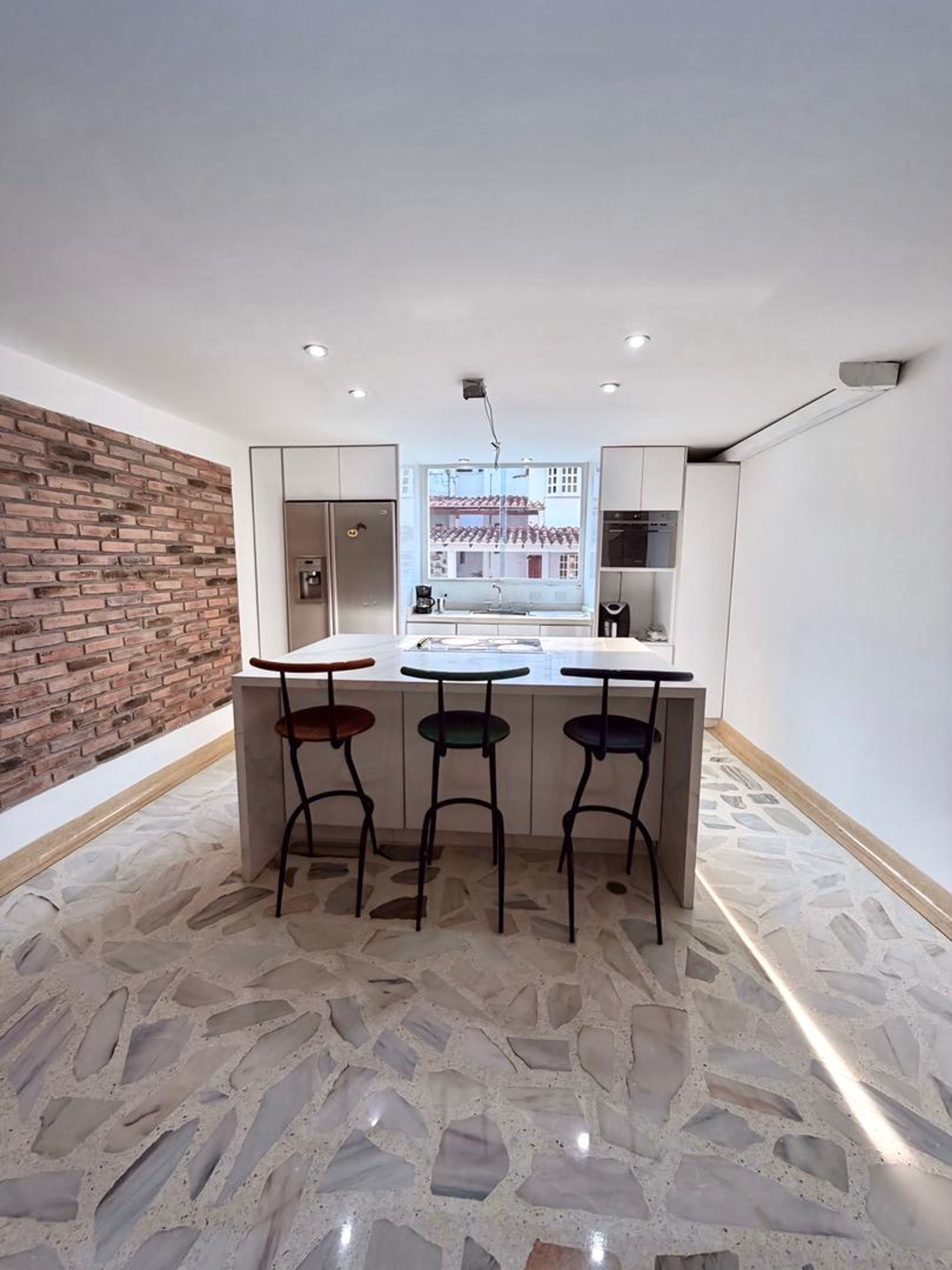 Casa esquinera con acabados de mármol y planta eléctrica en California Suite — foto 4