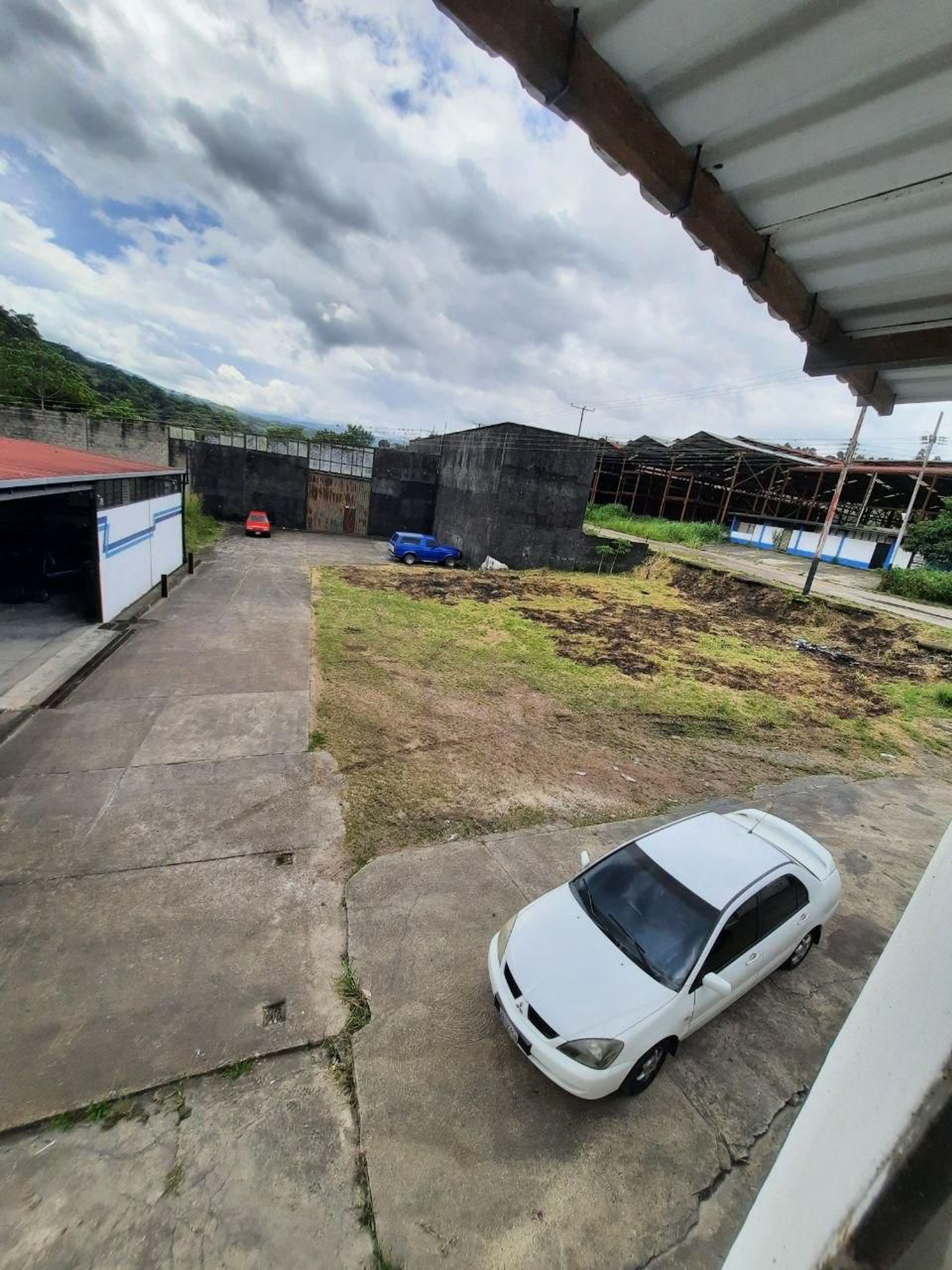 Galpón industrial de 1.297 m² con oficinas y techos altos en San Francisco — foto 5