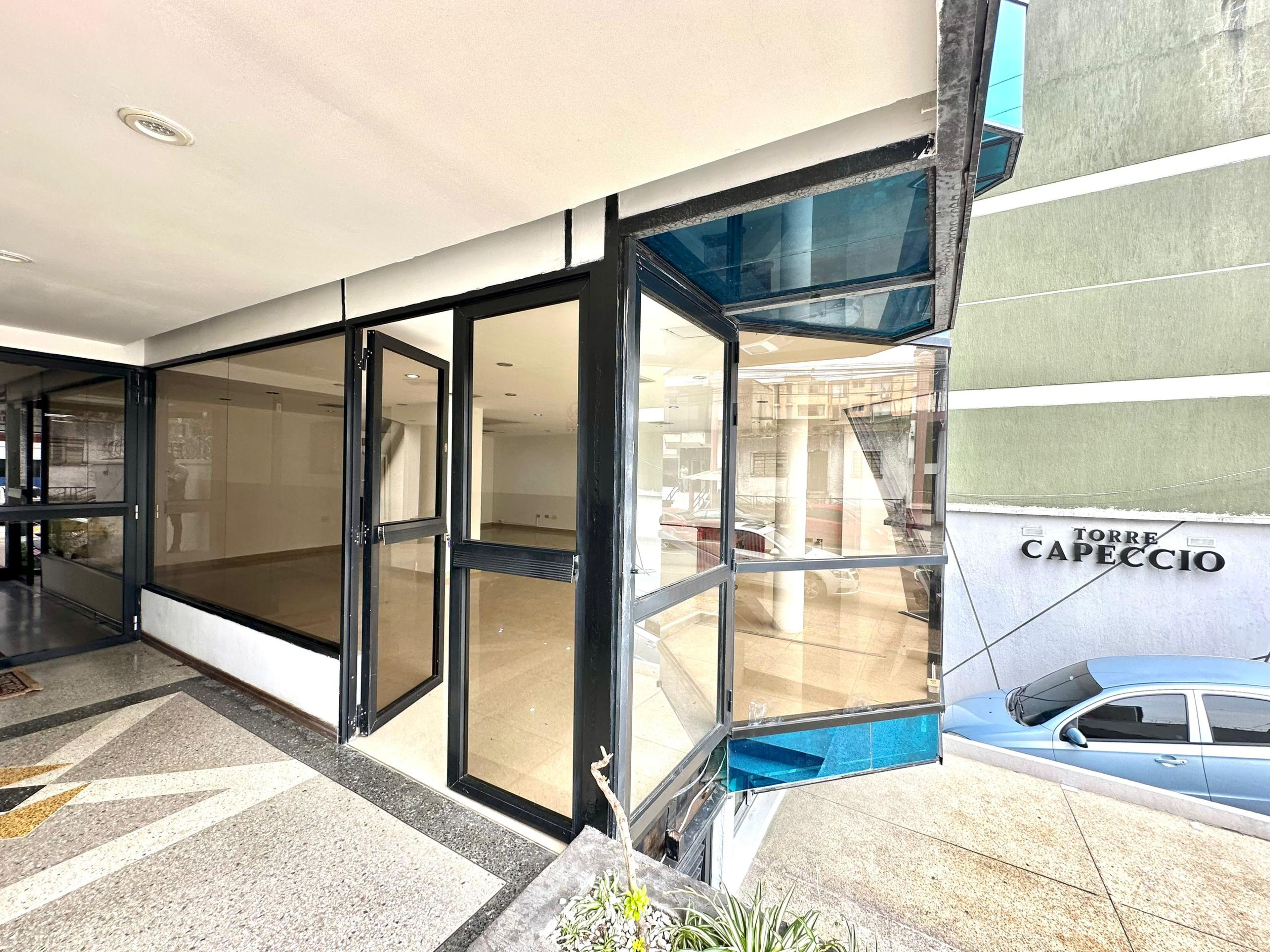 Local comercial a pie de calle en Torre Capeccio, Barrio Obrero — foto 6